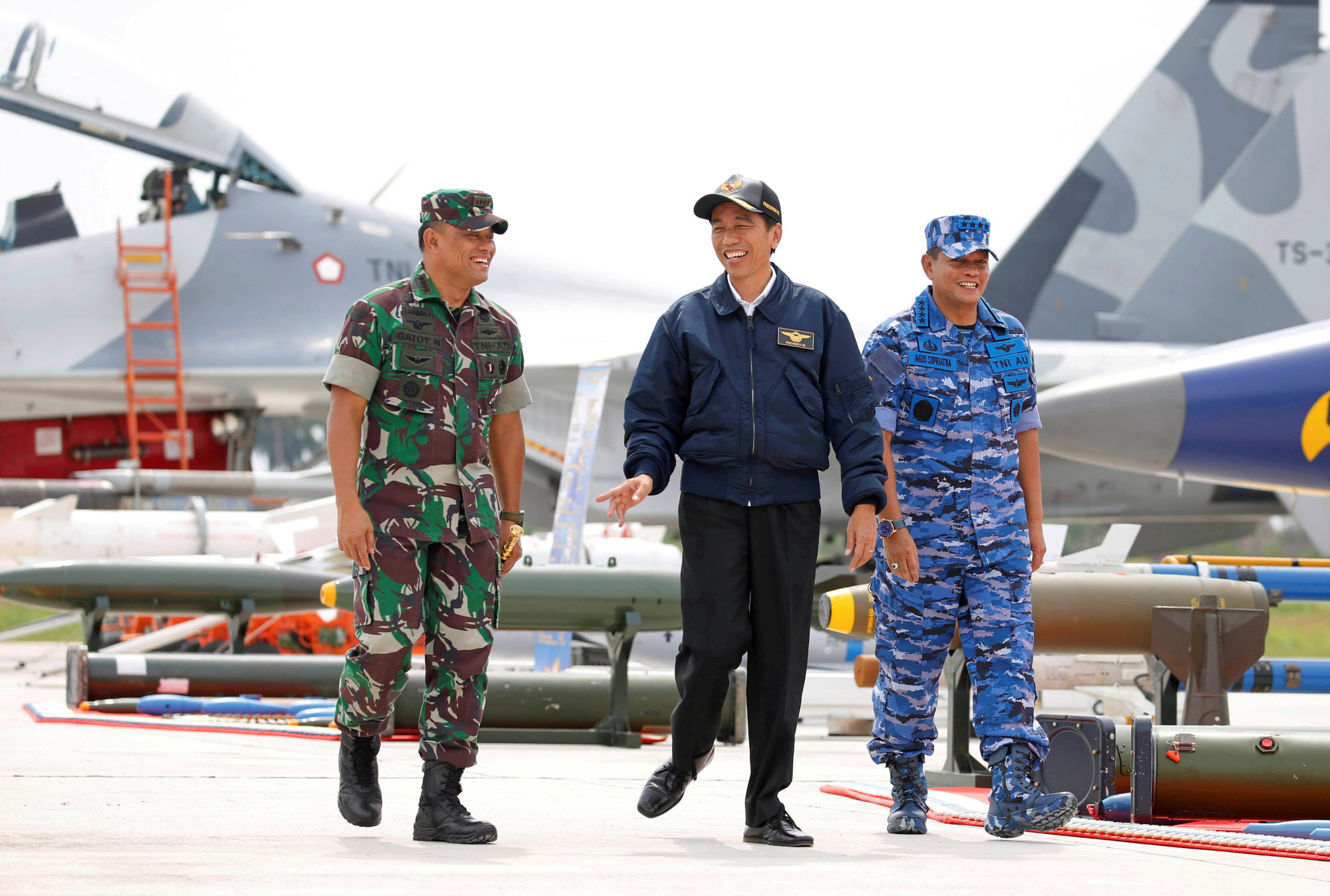Indonesian President Joko Widodo inspects fighter jets and weapons during a military exercise on Natuna Island, Riau Islands province, Indonesia. Photo: Reuters