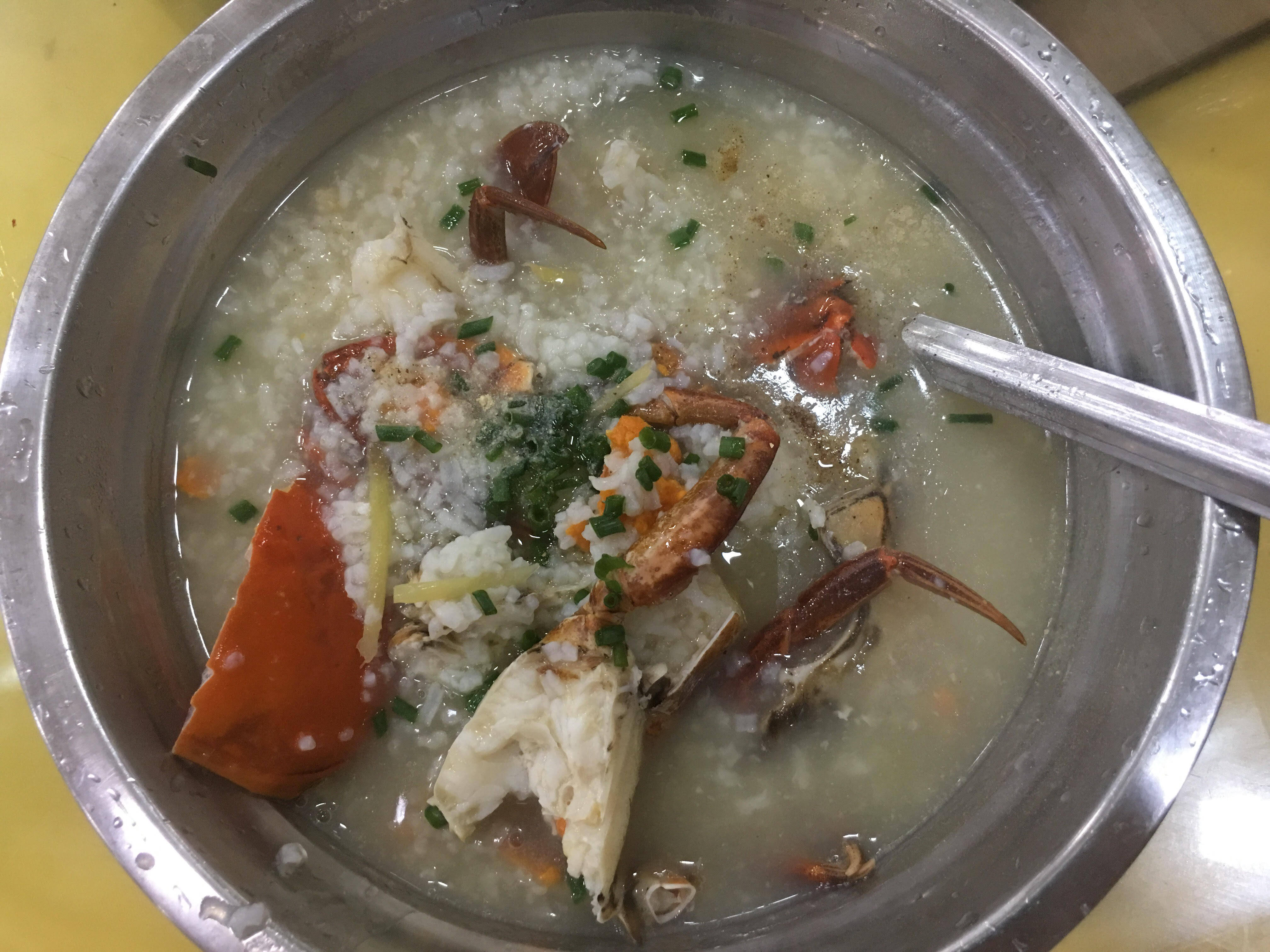 Hele crab congee served at Chunyuan Seafood Market in Tianya District. Photo: Handout