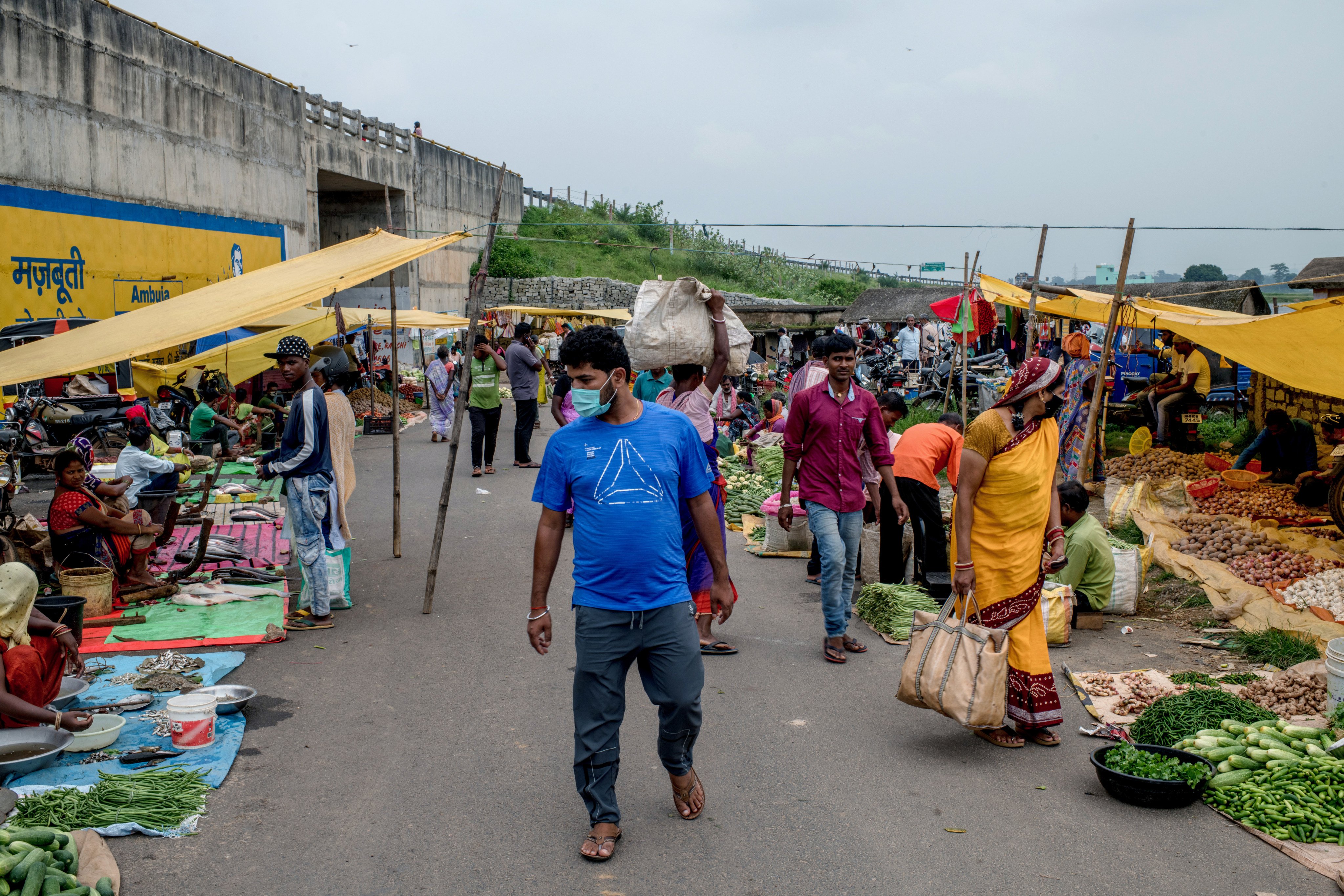 Customers shop for food at a roadside market at Nayasarai in Ranchi, India, on August 26. Developing countries across the world are facing rising food prices as inflationary pressures take hold. Photo: Bloomberg