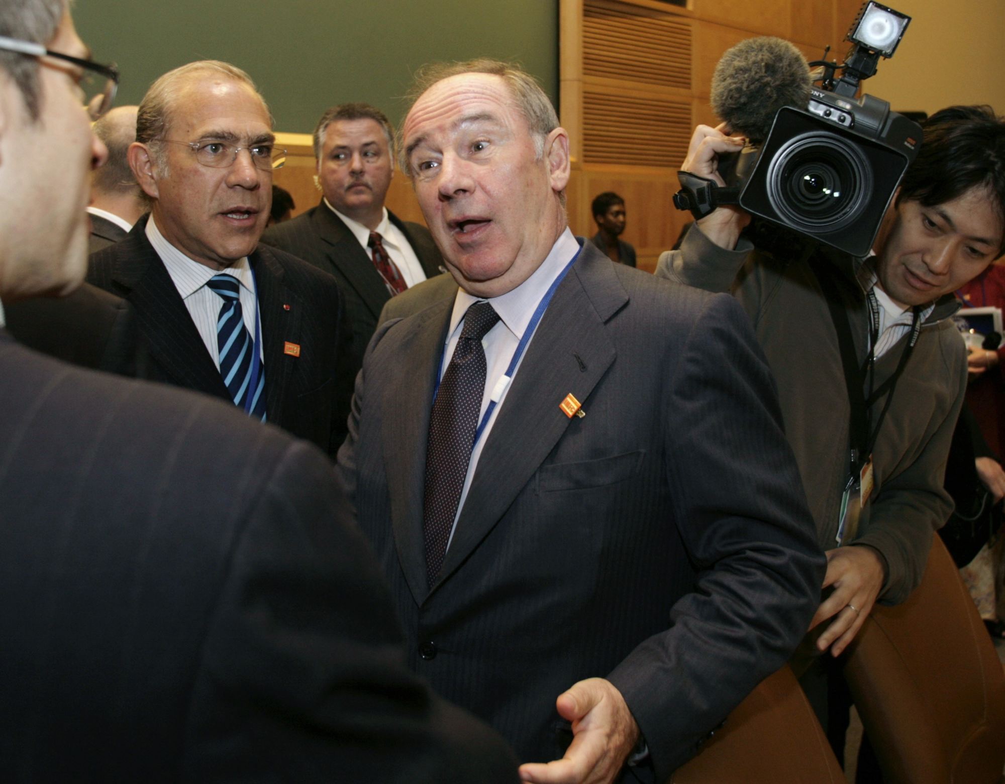IMF managing director Rodrigo Rato (centre) arrives at the International Monetary and Financial Committee meeting at the IMF headquarters in Washington on October 20, 2007. Photo: Reuters