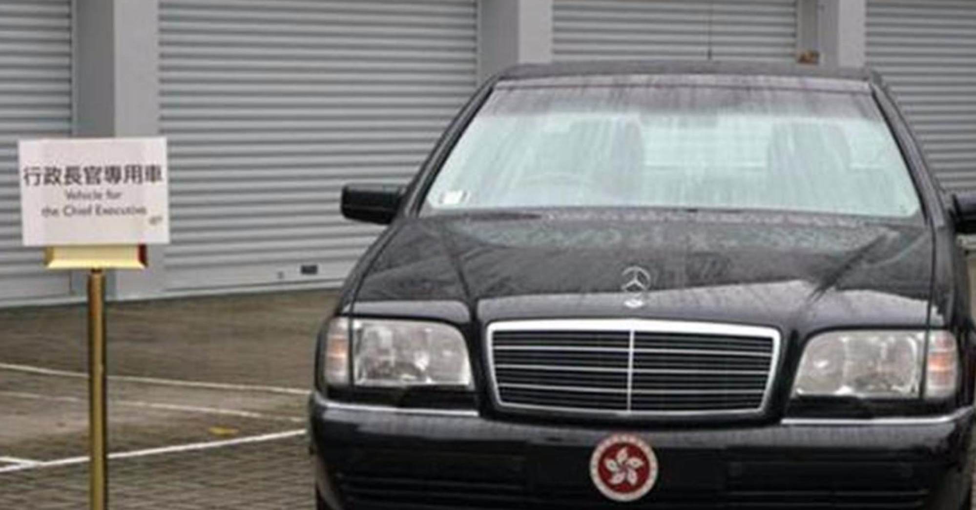 Carrie Lam’s Mercedes doesn’t have any number plates – just the Hong Kong emblem. Photo: auto.ifeng.com