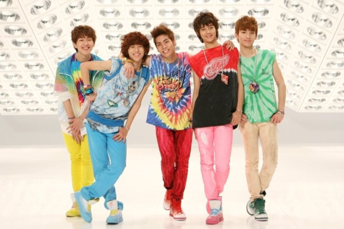 Shinee promoting their song Juliette from the EP Romeo in 2009. Photo: Seoulbeats.com