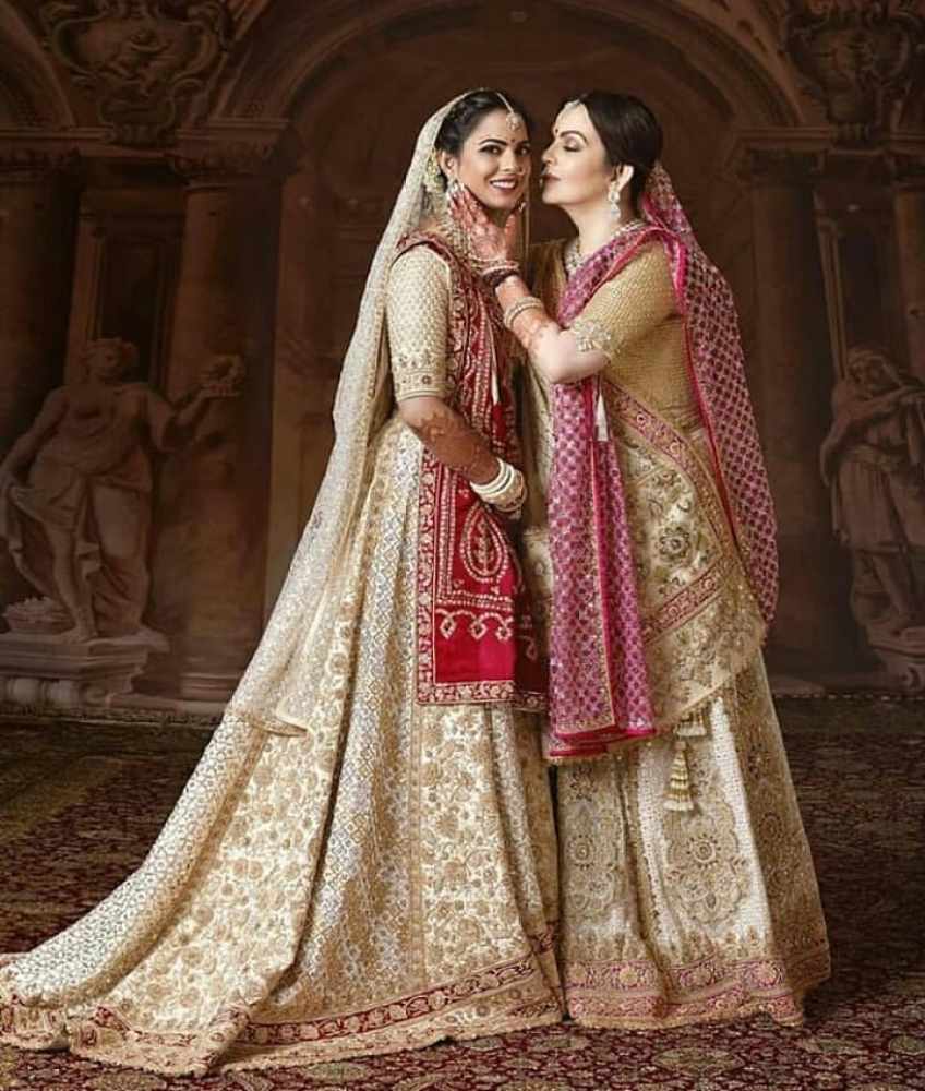 Radiant Radhika draped in gold and diamonds! Ambani 'Bahu's' lavish outfit  had a 'hand-painted' dupatta - Details | News News, ET Now
