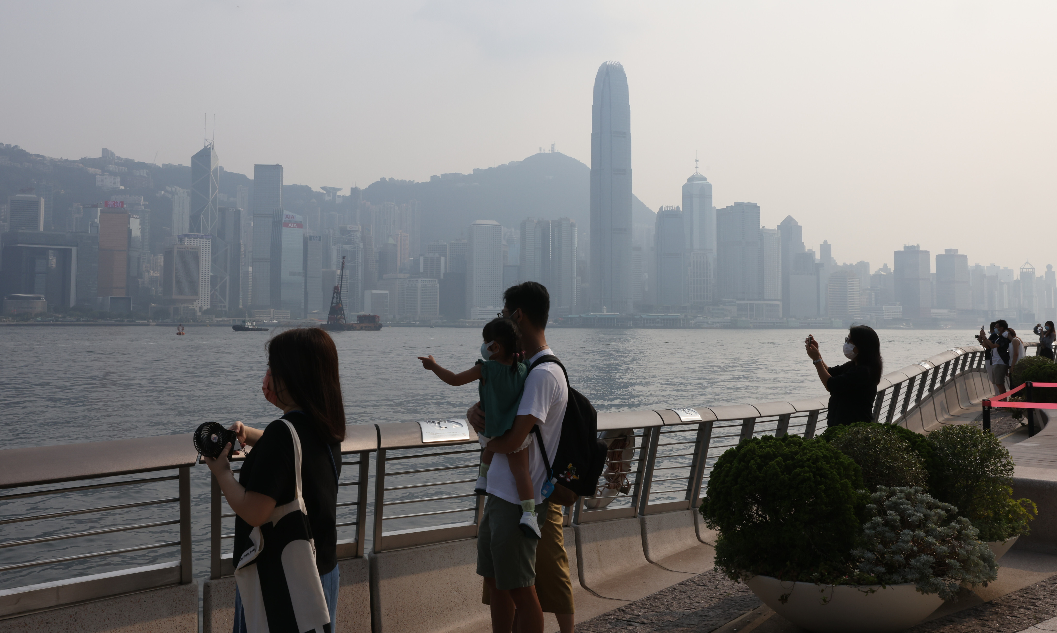 People view Victoria Harbour through air pollution on June 6.
Photo: K.Y. Cheng