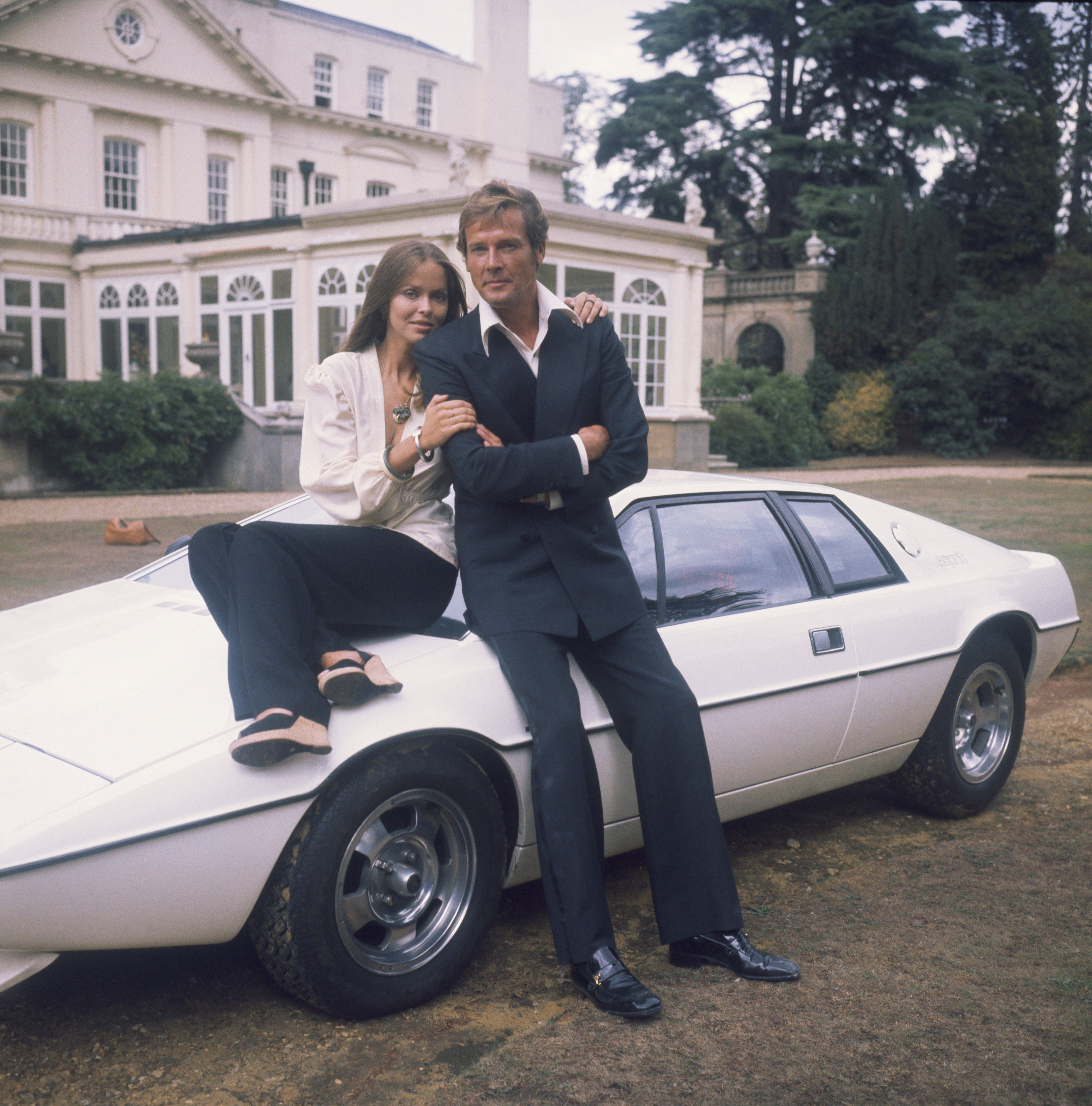 1977:  Barbara Bach and Roger Moore, stars of the James Bond film &apos;The Spy Who Loved Me&apos; leaning on the now-famous &apos;amphibious&apos; Lotus Esprit.  (Photo by Hulton Archive/Getty Images)