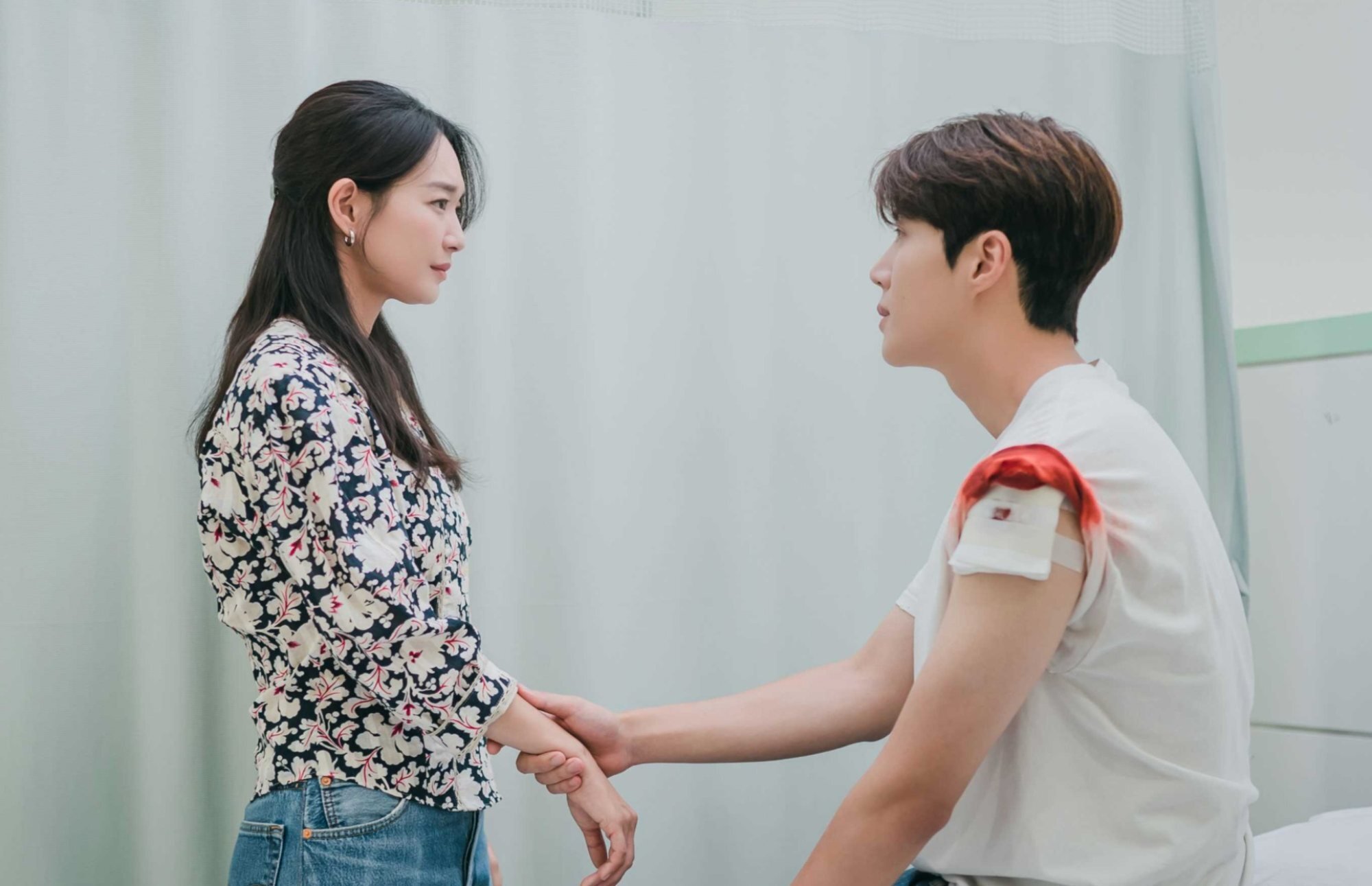 Hometown Cha-Cha-Cha star Kim Seon-ho apologises following abortion ...