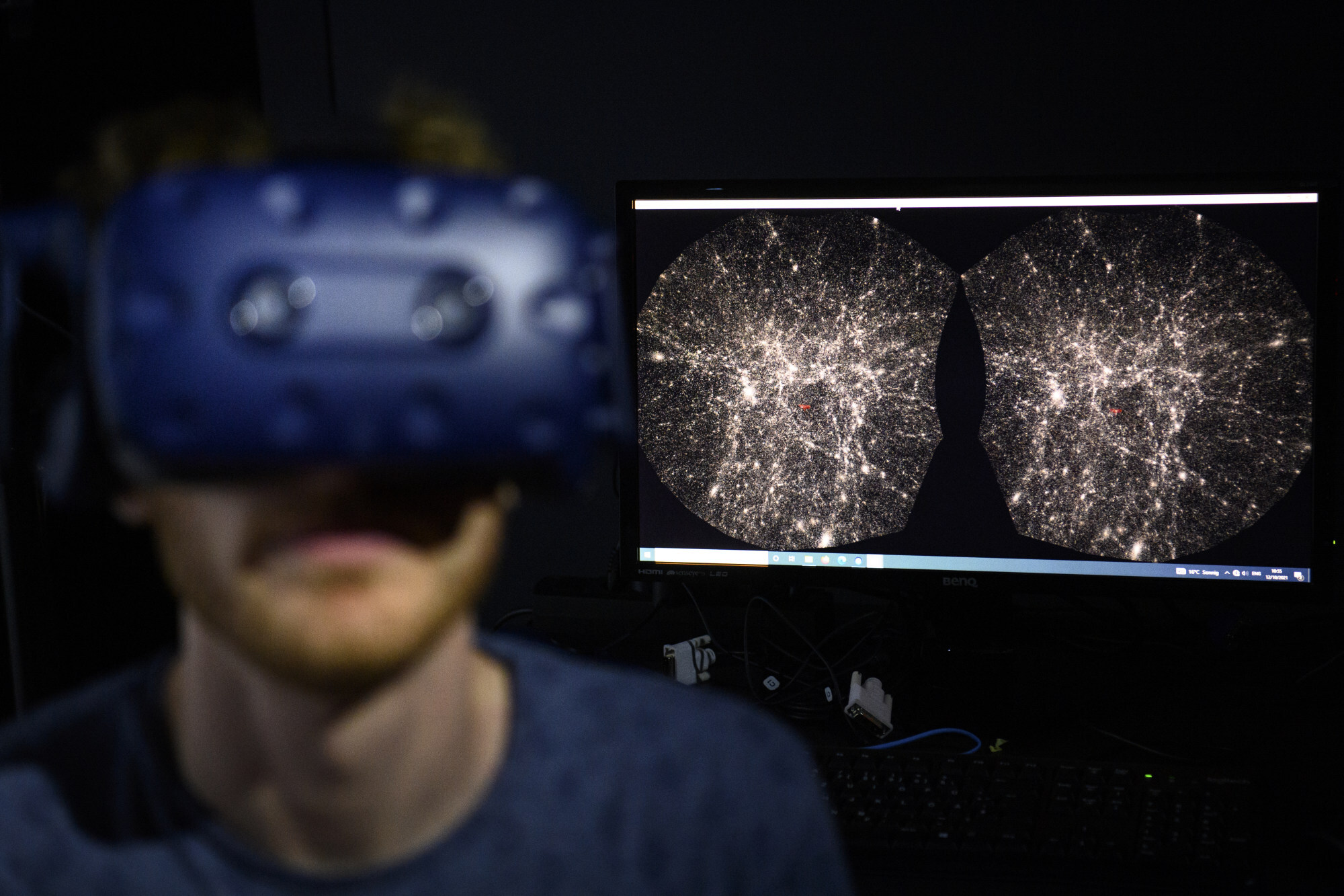 一位软件工程师使用虚拟现实耳机探索最详细的 3D 宇宙地图，该软件由瑞士联邦理工学院开发的虚拟现实软件 Virup – Virtual Reality Universe Project。 照片：美联社