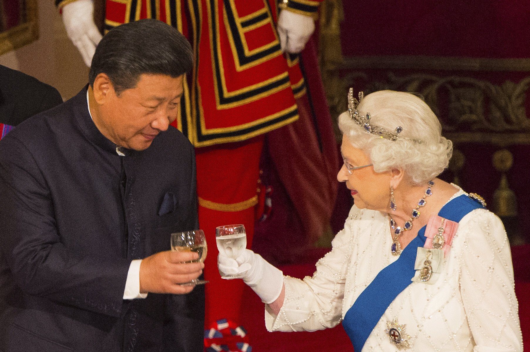 President Xi Jinping shares a toast with Britain’s Queen Elizabeth during a state banquet at Buckingham Palace in London on October 20, 2015. Photo: AP