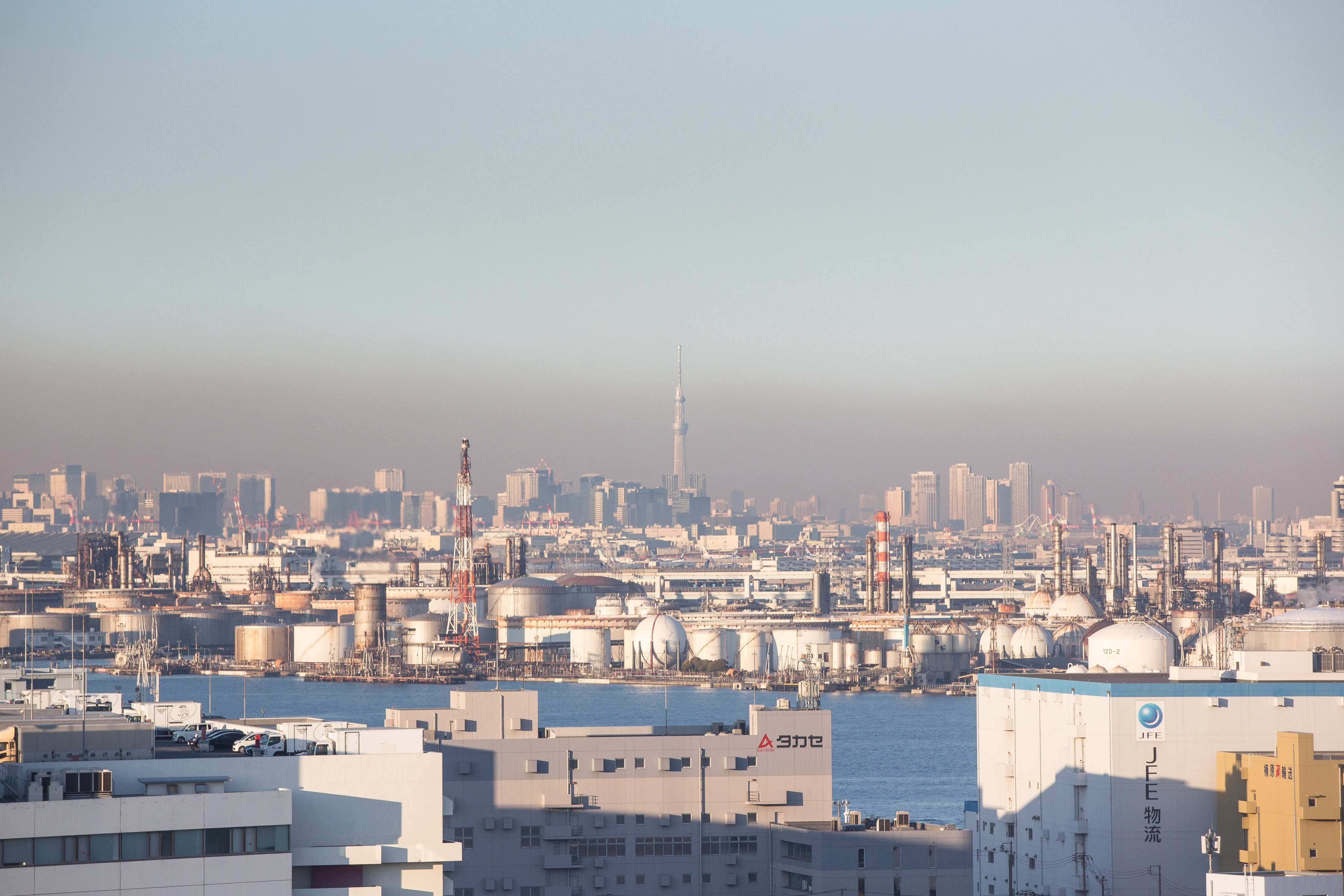 Climate change worries Asians, but not enough to stop using fossil fuels. Tokyo covered in a smog cloud. Photo: Stanislav Kogiku /SOPA Images/LightRocket via Getty Images
