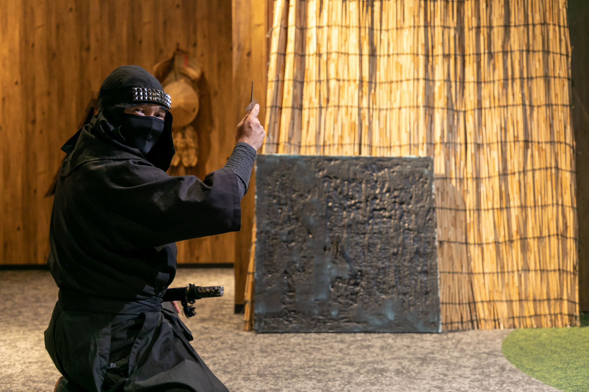 Jinkawa prepares to throw a shuriken.