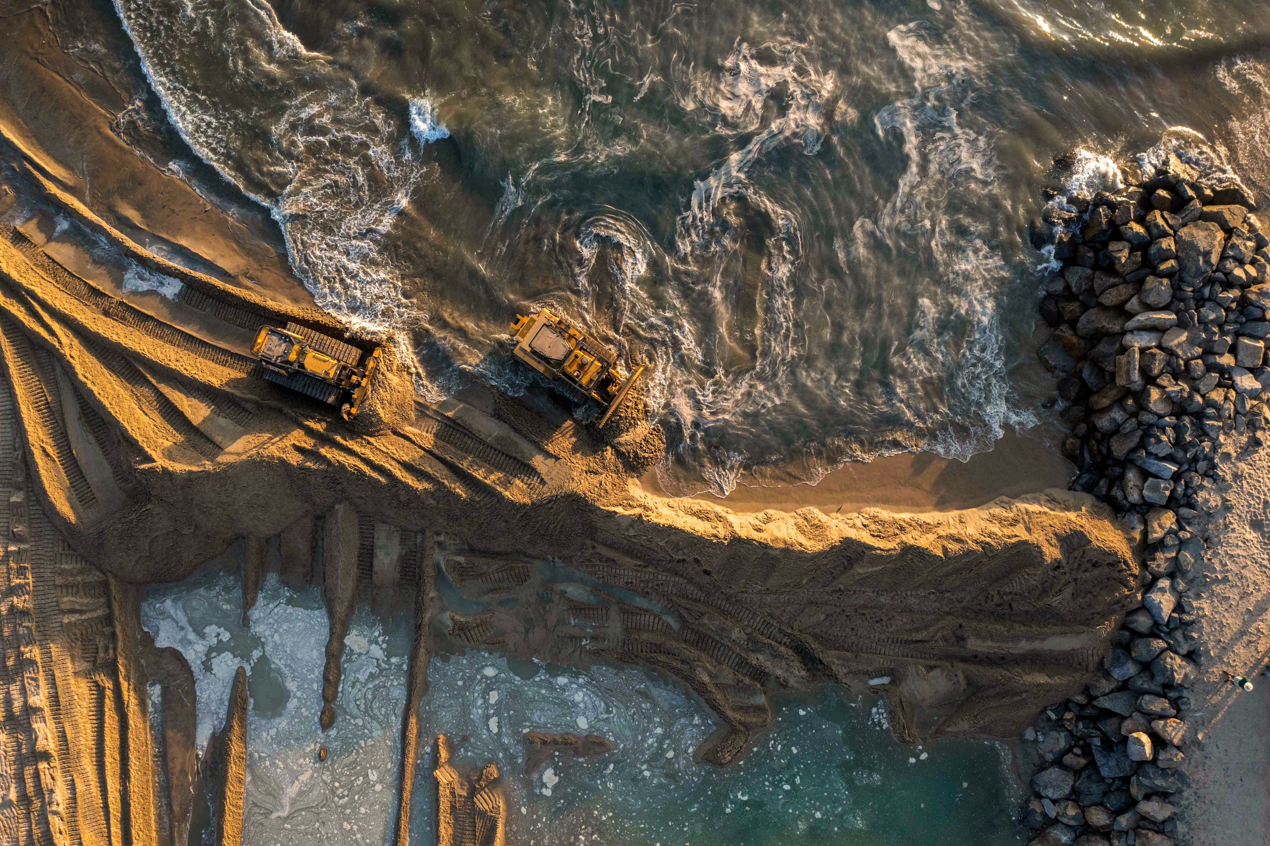 Heavy equipment is used to block oil in the ocean from an offshore rig from reaching the Talbert Marshlands, in Newport Beach, California in October. Photo: AFP