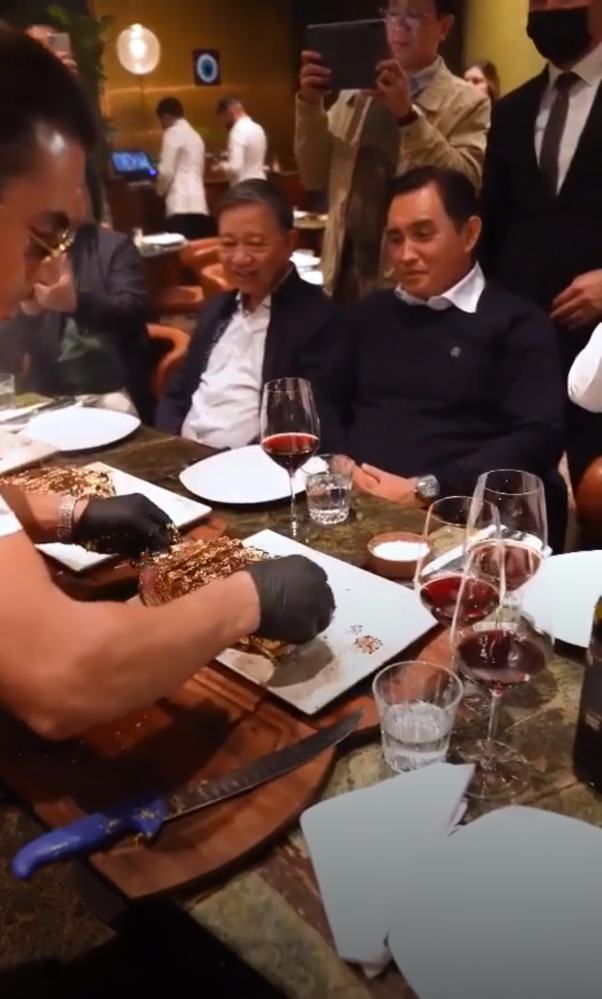 Video of Salt Bae Serving Communist Leader Gold Steak Prompts Anger in  Vietnam - The New York Times