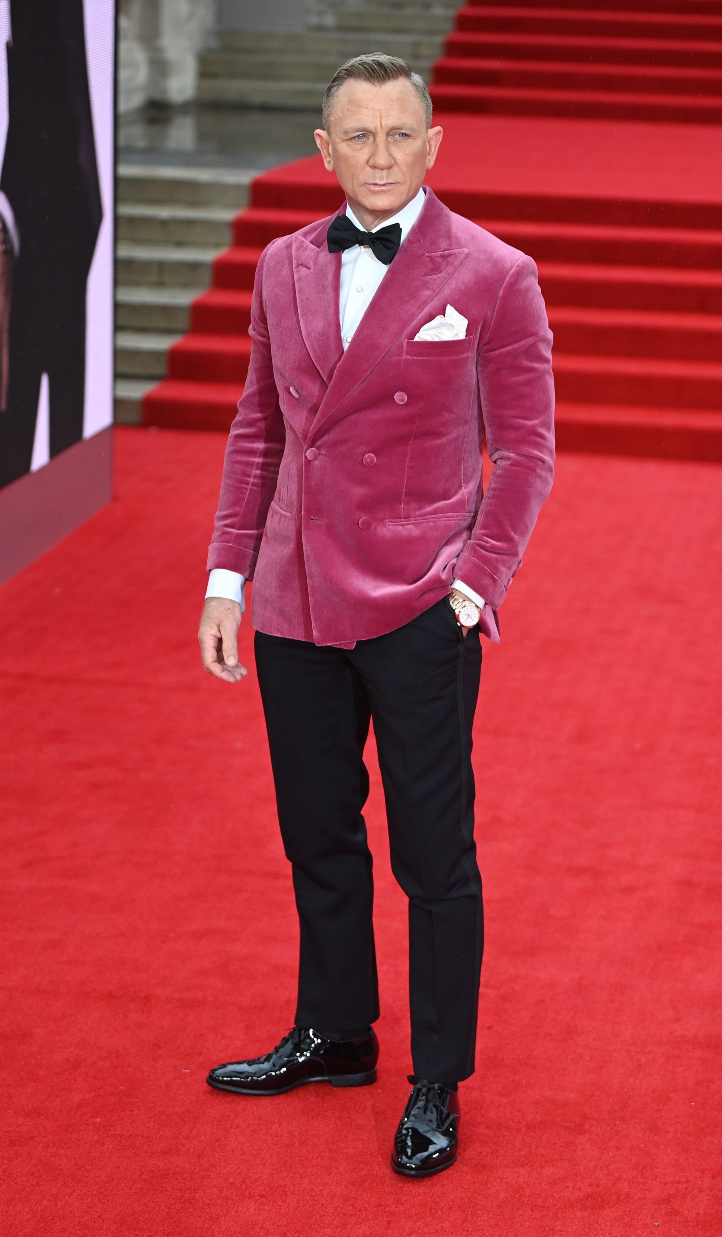 korrekt ordningen Mundtlig Daniel Craig's No Time to Die red carpet fashion – for his last James Bond  film premiere tour, the star wowed in a pink Savile Row tuxedo jacket and  Omega watch 