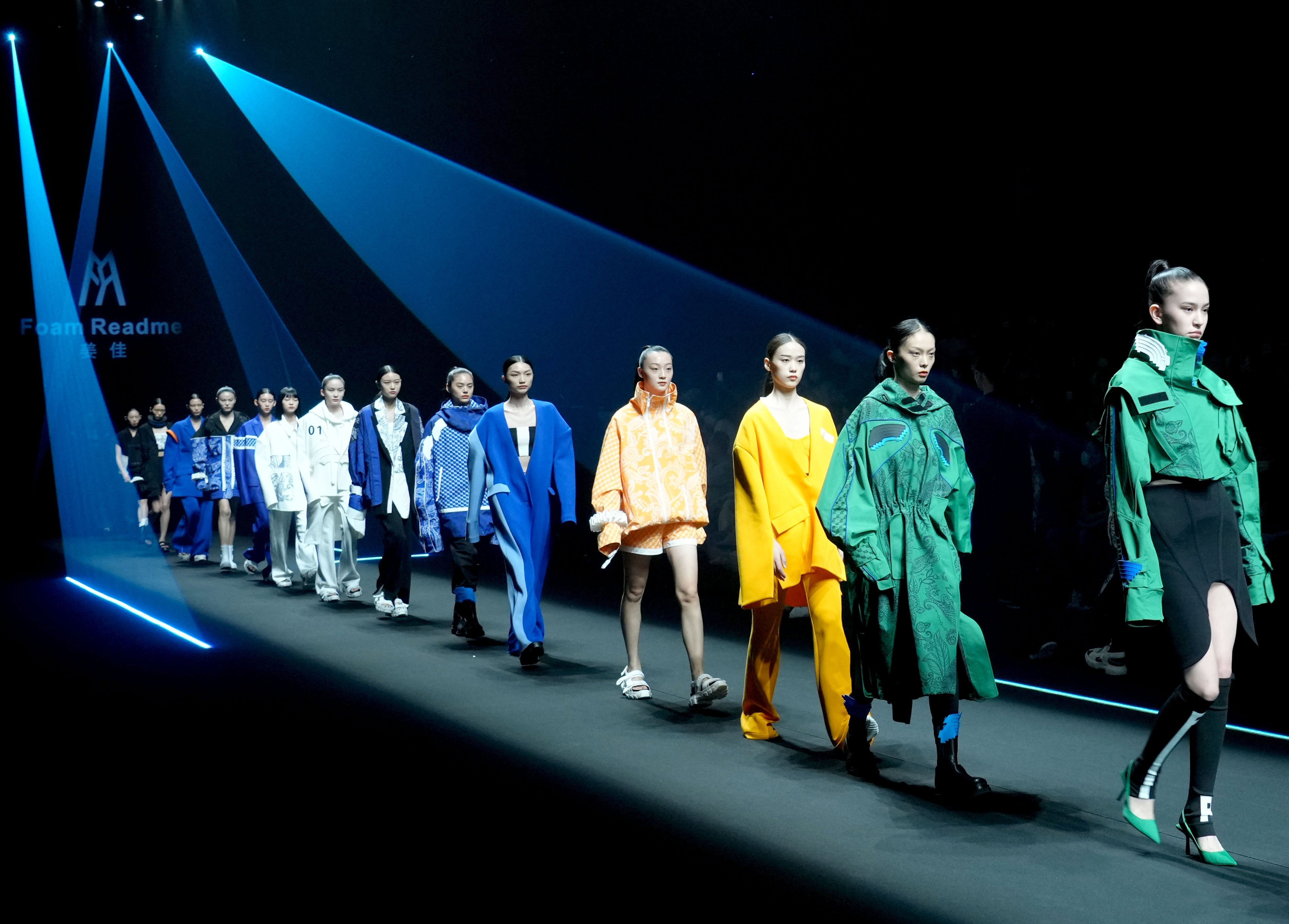 A Splashy Entrance by Rihanna Puts Chinese Designers in the