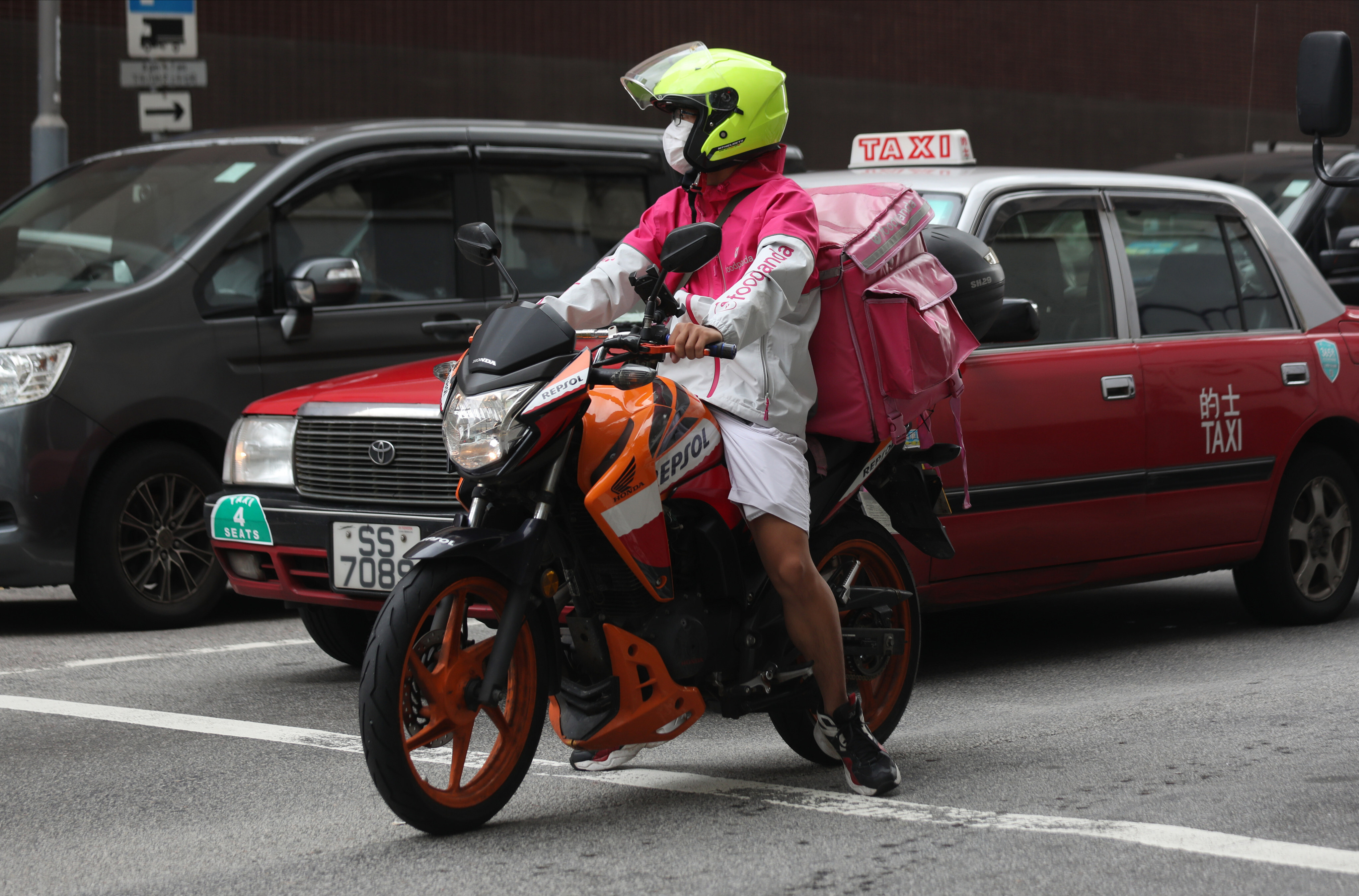 A Foodpanda delivery driver in Lai Chi Kok amid the third wave of coronavirus infections. 05AUG20 SCMP / Xiaomei Chen