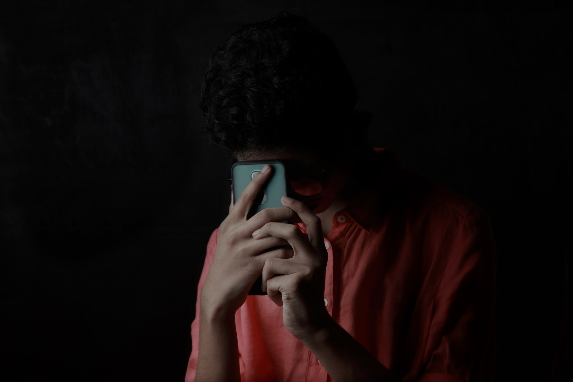 The social isolation the pandemic brought on has led many teens to connect online and create “fake friendships” in chat groups, Instagram, and in online games. Photo: Getty Images/iStockphoto