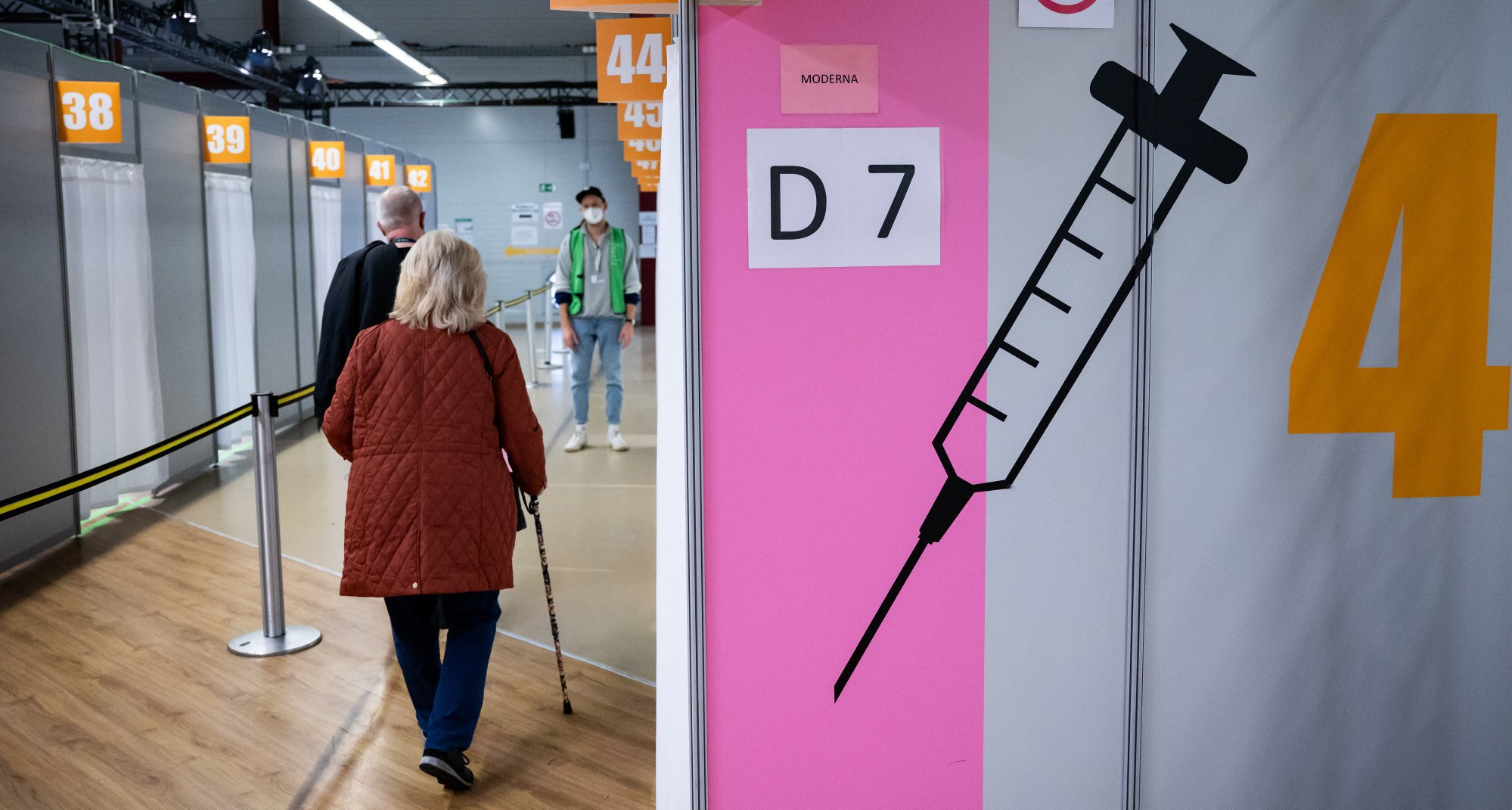 People at vaccination booths in Berlin. Photo: dpa