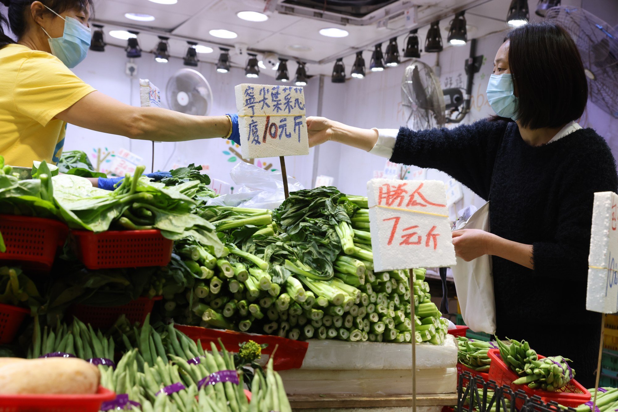 Housewife May Liu (right) at the wet market in Sham Shui Po. Hongkongers are feeling the pinch of higher prices from inflation. Photo: Nora Tam