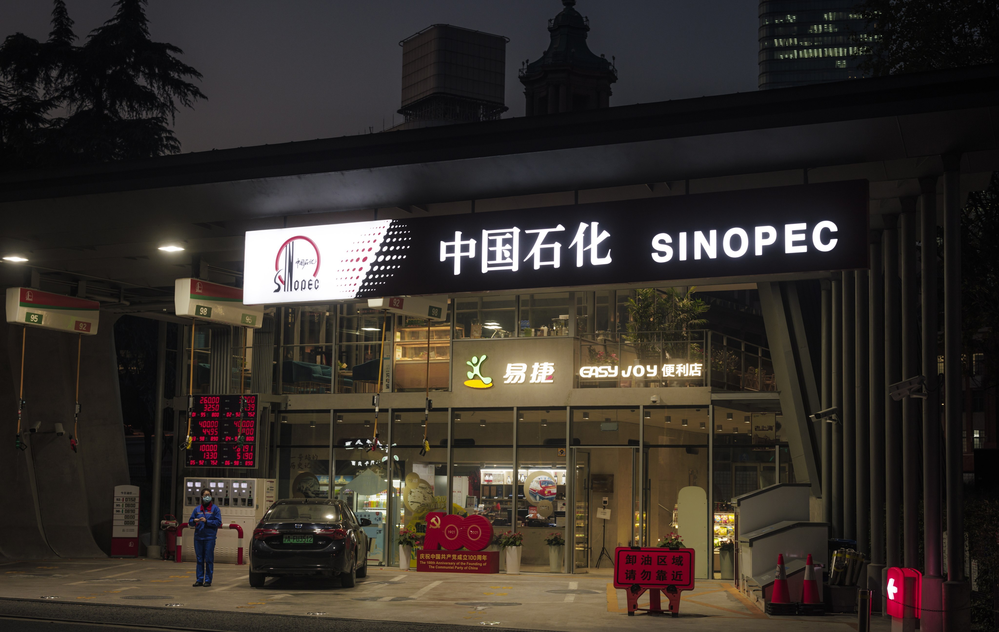 China’s largest oil refiner Sinopec has started work on the country’s largest solar-powered green hydrogen plant.  Photo: EPA-EFE