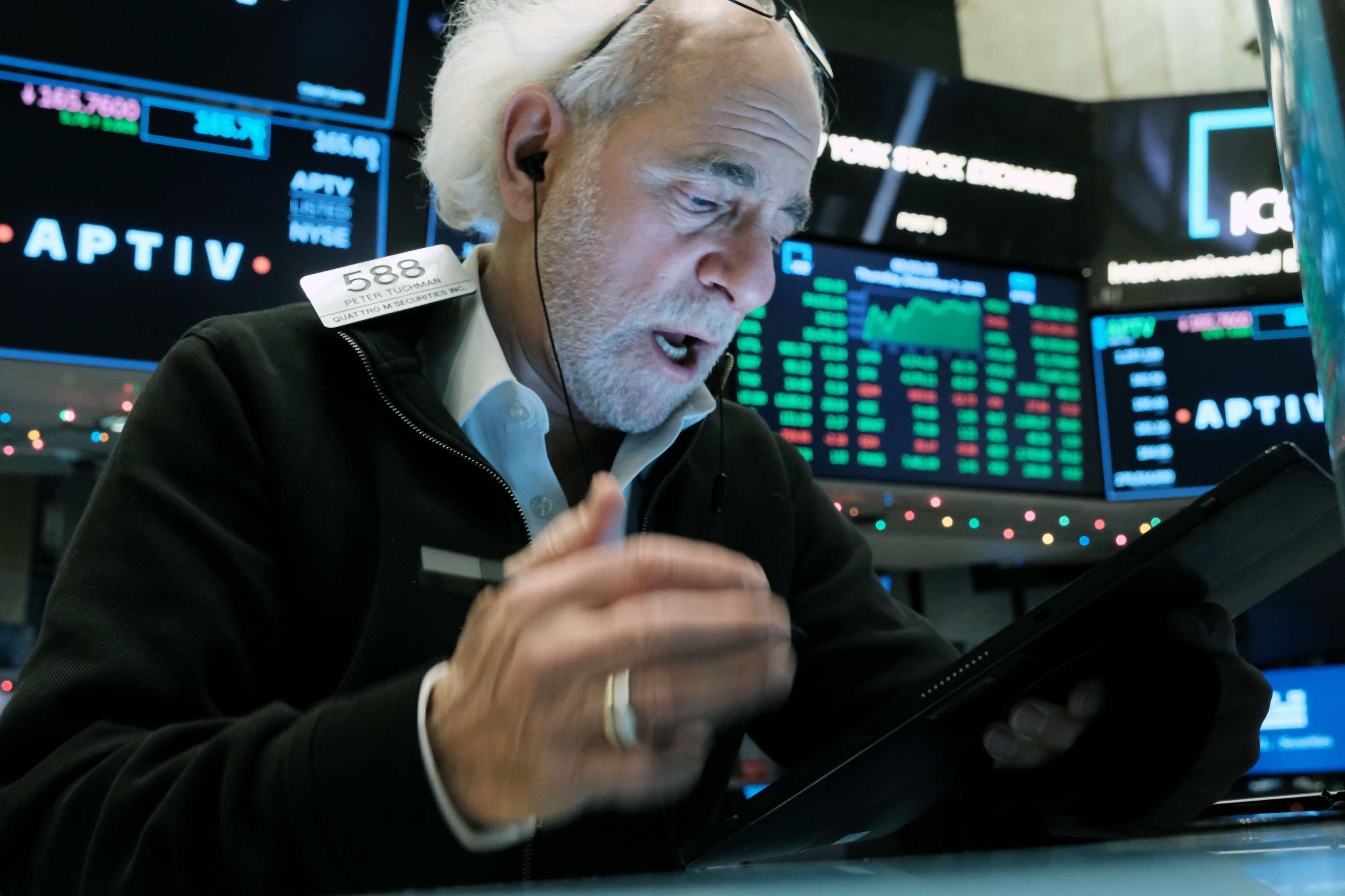 Traders on the floor of the New York Stock Exchange (NYSE) on December 02, 2021. Photo: Getty Images/AFP