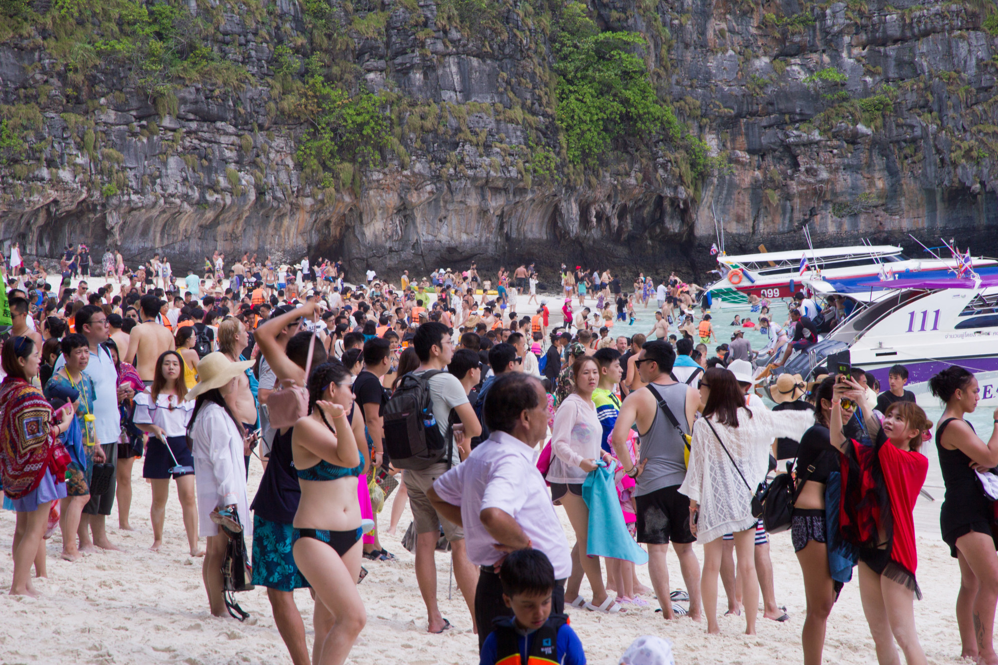 Тайланд часы. Пхи Пхи туристы. Пхи-Пхи Таиланд дискотека. Малайзия для туристов. Туристы на пляже в Тайланде.