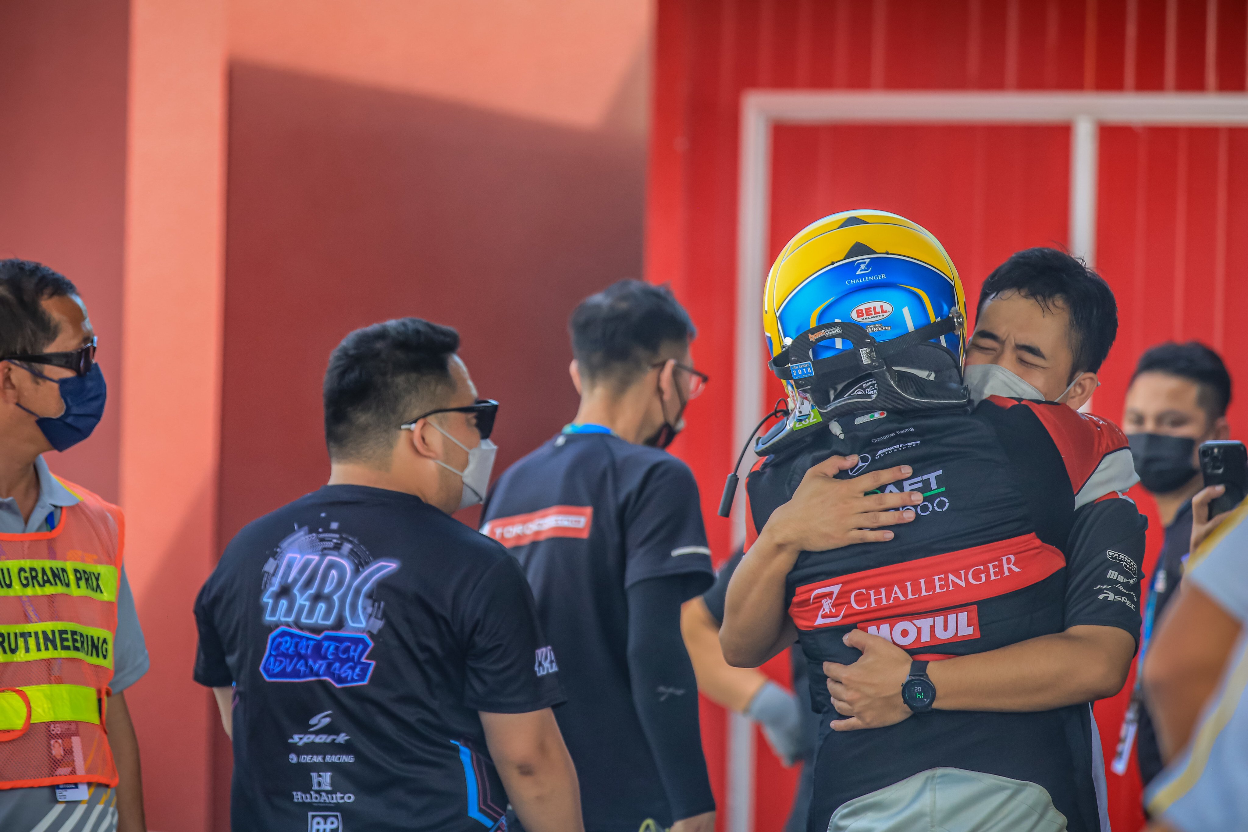 Hong Kong driver Darryl O’Young celebrates with Craft Bamboo Racing team mechanics after the Macau Grand Prix GT Cup final round event in Macau. Photo: Craft Bamboo Racing   