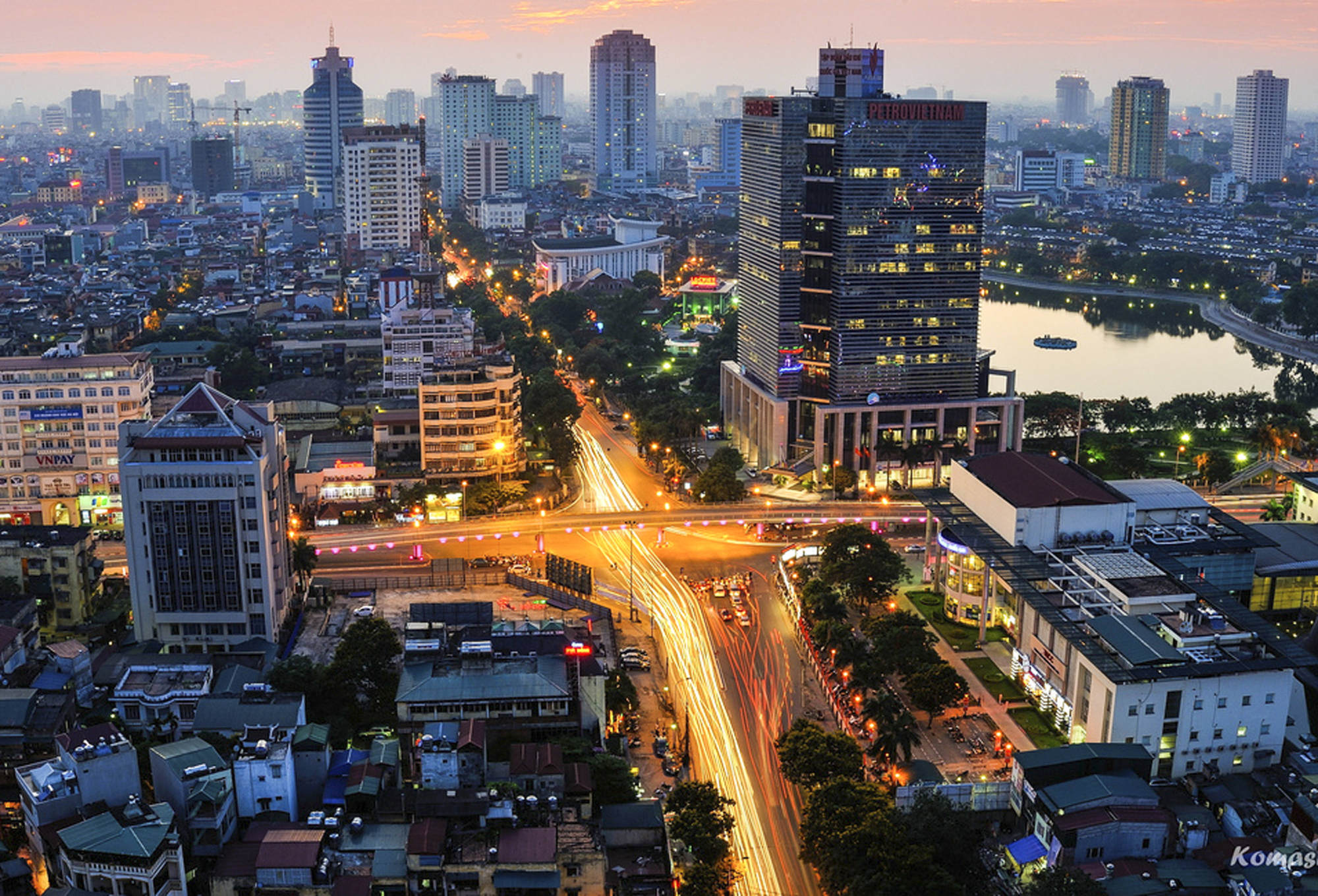 Hanoi vietnam. Ханой Вьетнам. Центр Ханоя Вьетнам. Вьетнам столица Ханой центр. Ханой Вьетнам Мегаполис.