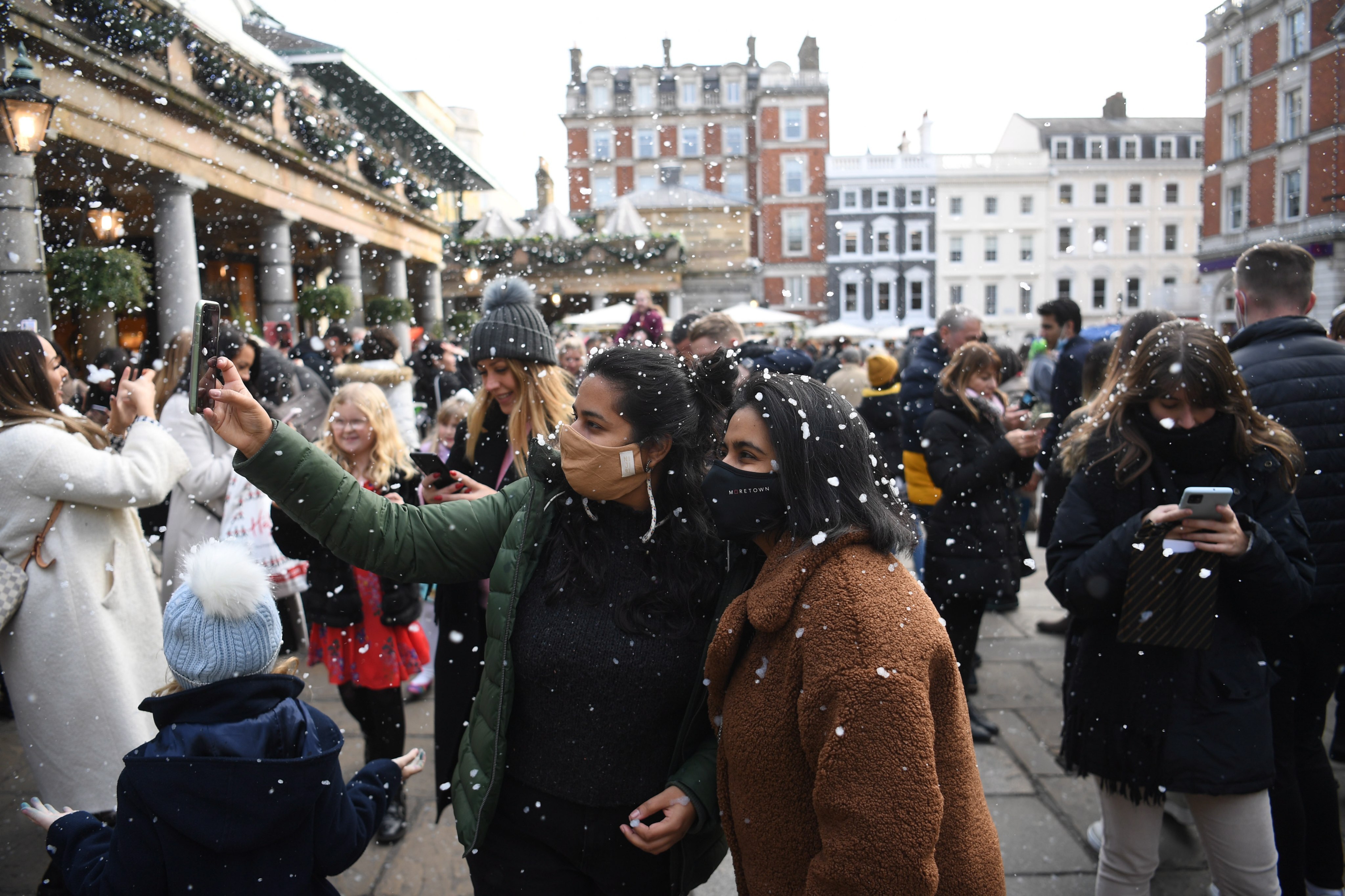 Britain has tightened measures to fight the Omicron variant, including an expanded mask and Covid-19 pass use. Photo: EPA-EFE
