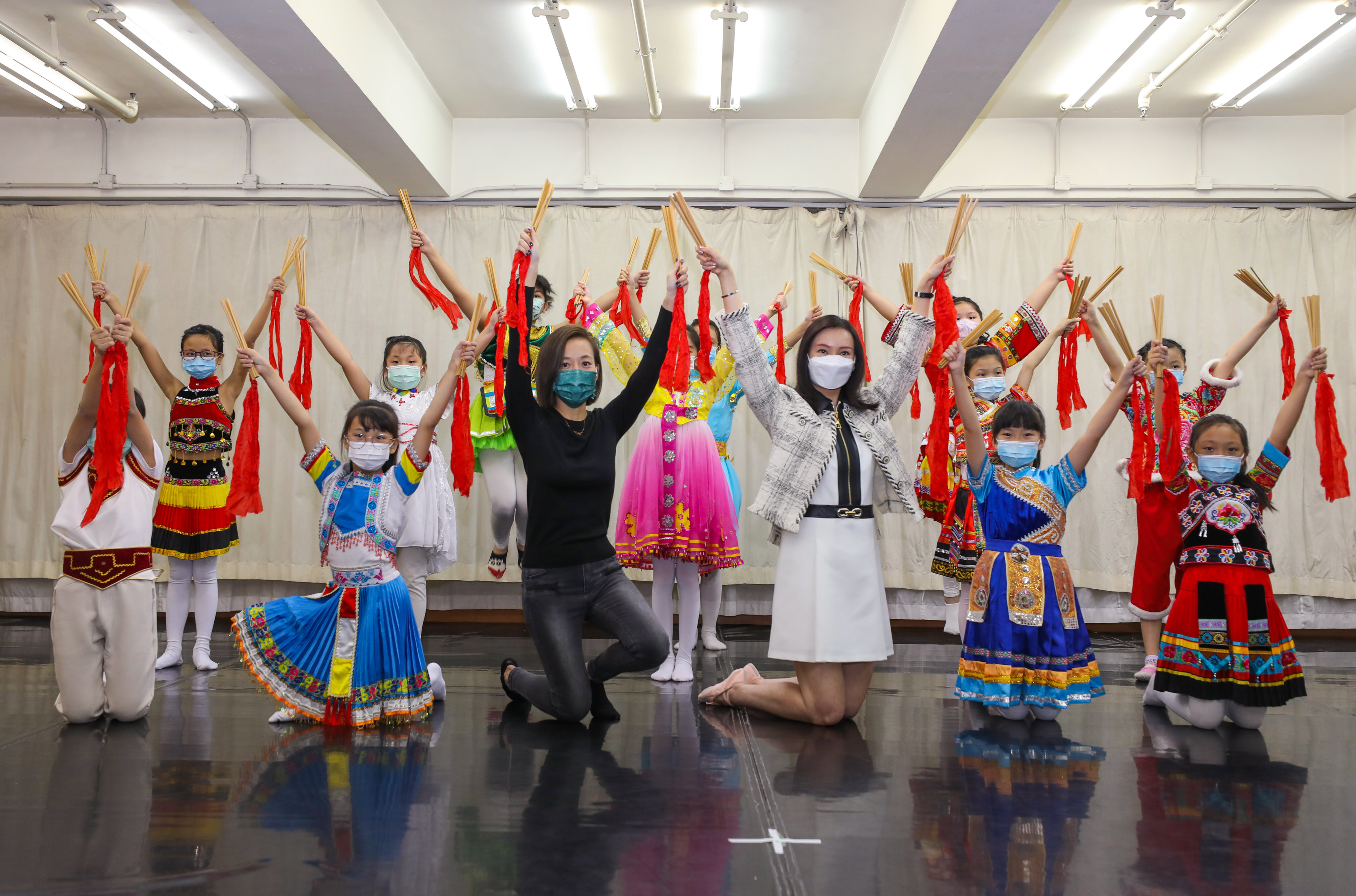 Children perform traditional folk dances with Nina Hospitality’s Chloe Tsai (third from left) and Starwave Production’s Dera Hung (third from right) during the workshop. Photo: Xiaomei Chen