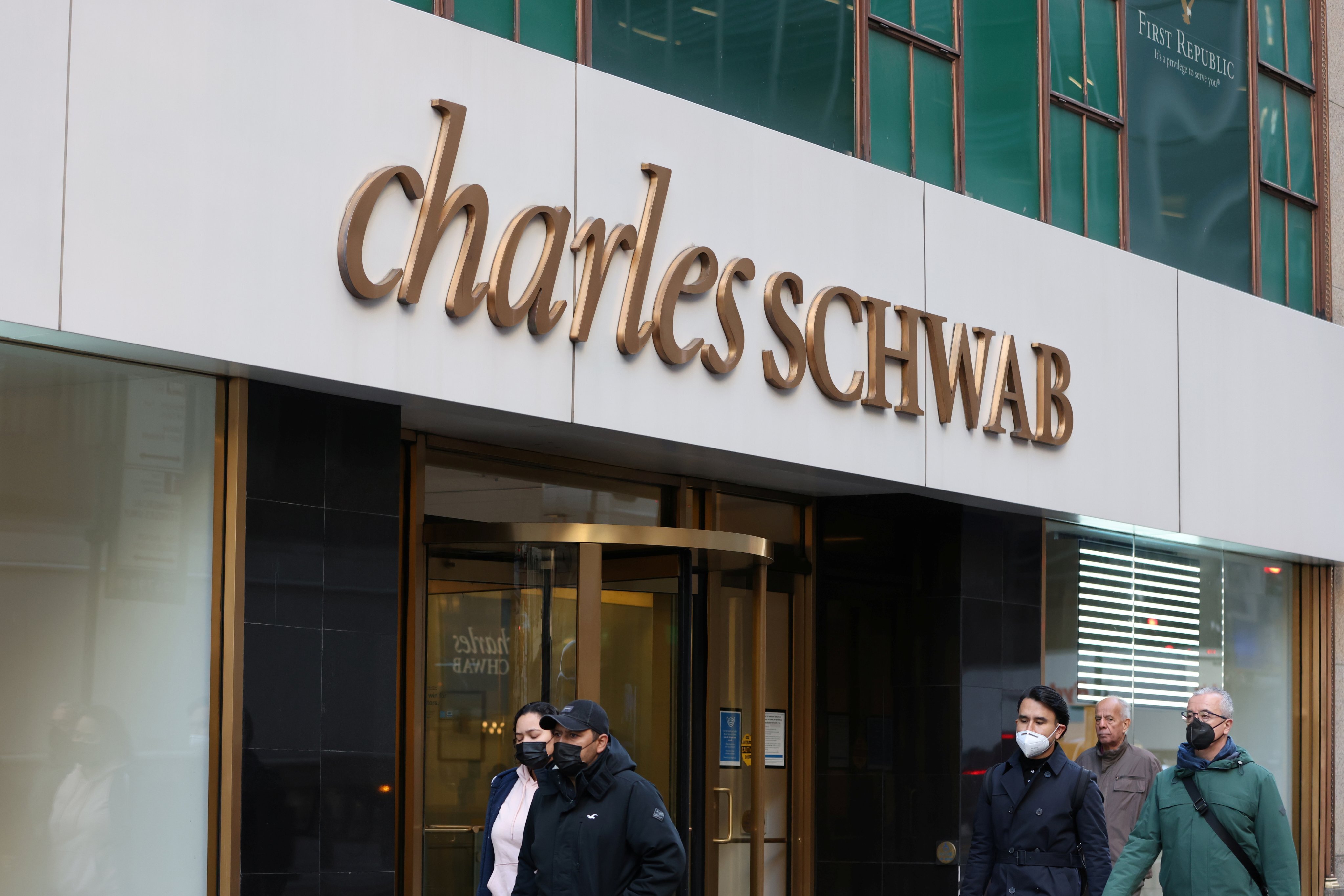 A view of the Charles Schwab office location in Manhattan, New York, U.S., November 15, 2021. Photo: Reuters 