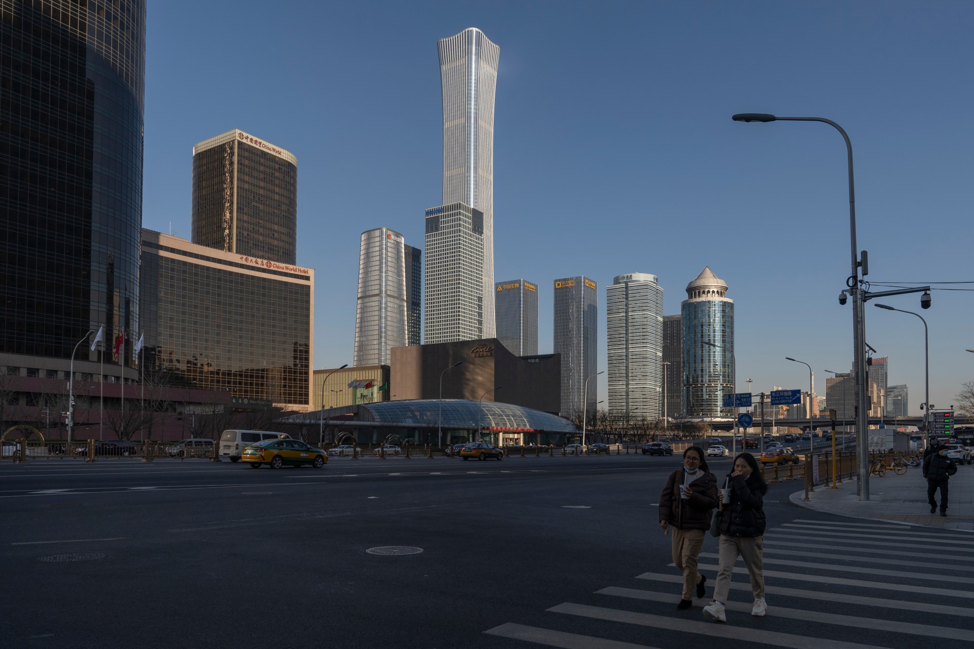 Pedestrians cross a road in Beijing on December 13. Despite low returns in the global fixed income market, higher yields in some sectors in Asia may signal higher returns going forward. Photo: Bloomberg