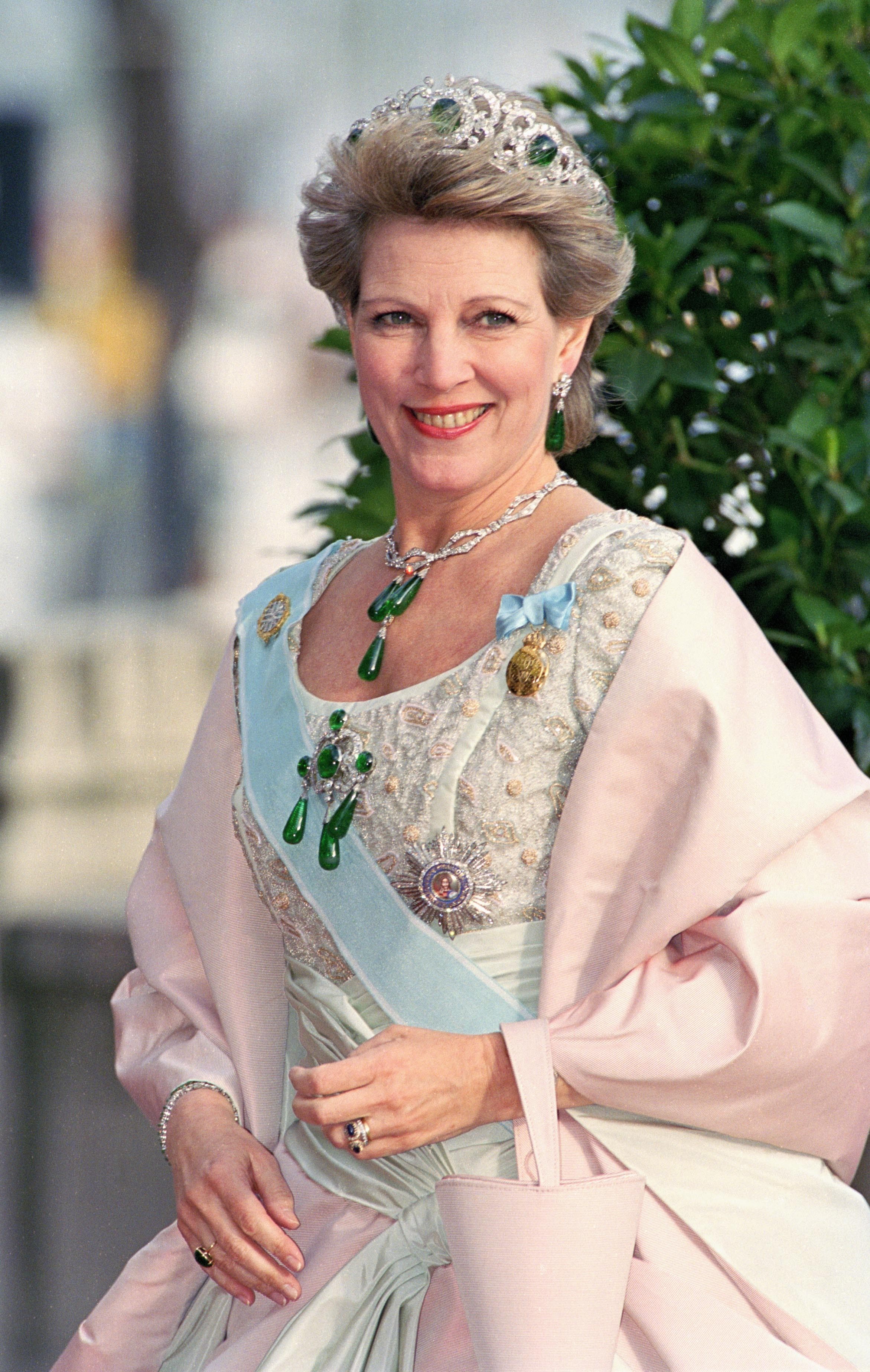 Skære af bælte stum Queen Anne-Marie of Greece's most extravagant tiaras and jewellery, from  Cartier's Khedive of Egypt Tiara to the Antique Corsage Tiara – also worn  by Princess Marie-Chantal at her wedding | South China