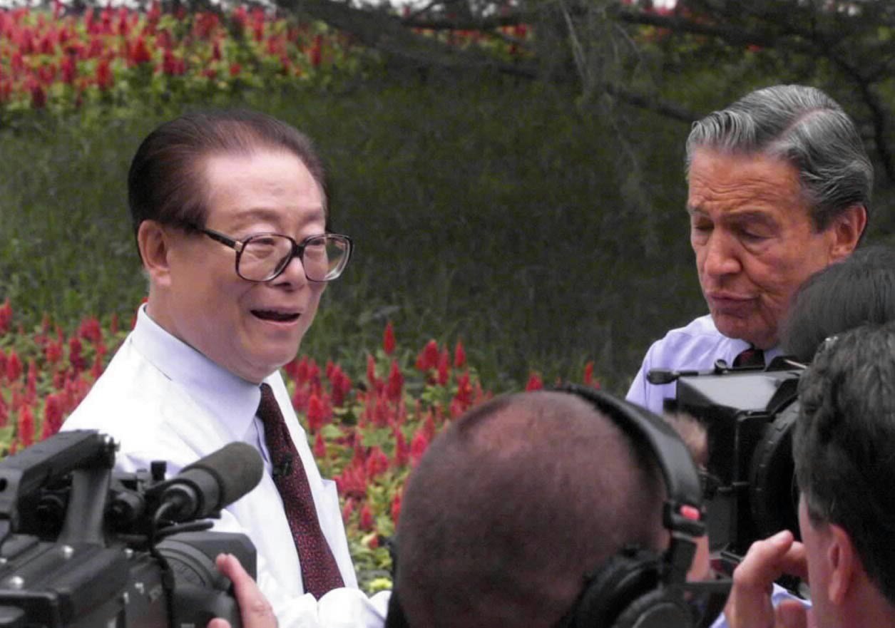 Jiang Zemin meets CBS anchor Mike Wallace of 60 Minutes.