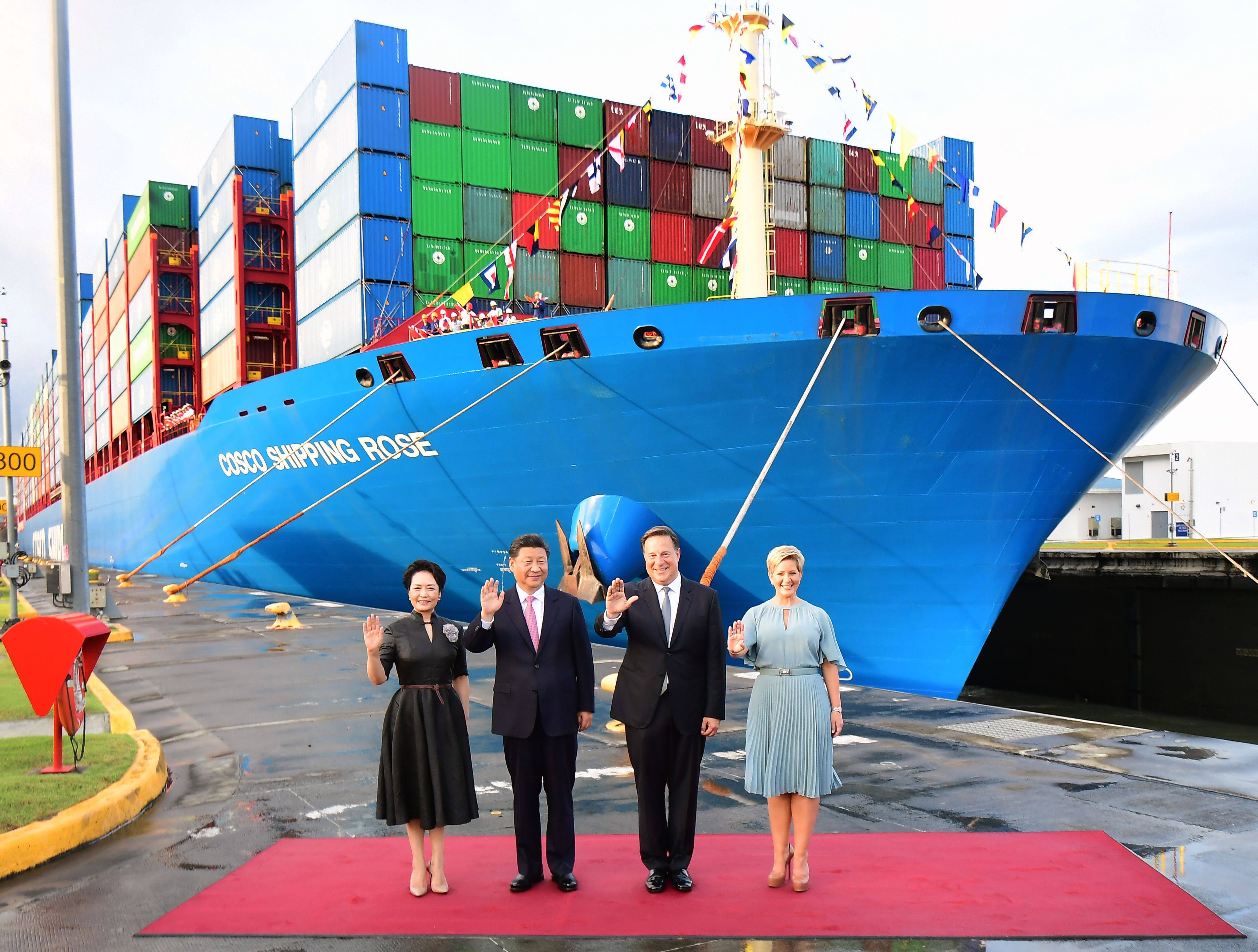 China’s President Xi Jinping and Panama’s Juan Carlos Varela flanked by first ladies Peng Liyuan and Lorena Castillo at the Panama Canal after the 2018 G20 Summit in Argentina. Photo: AFP 
