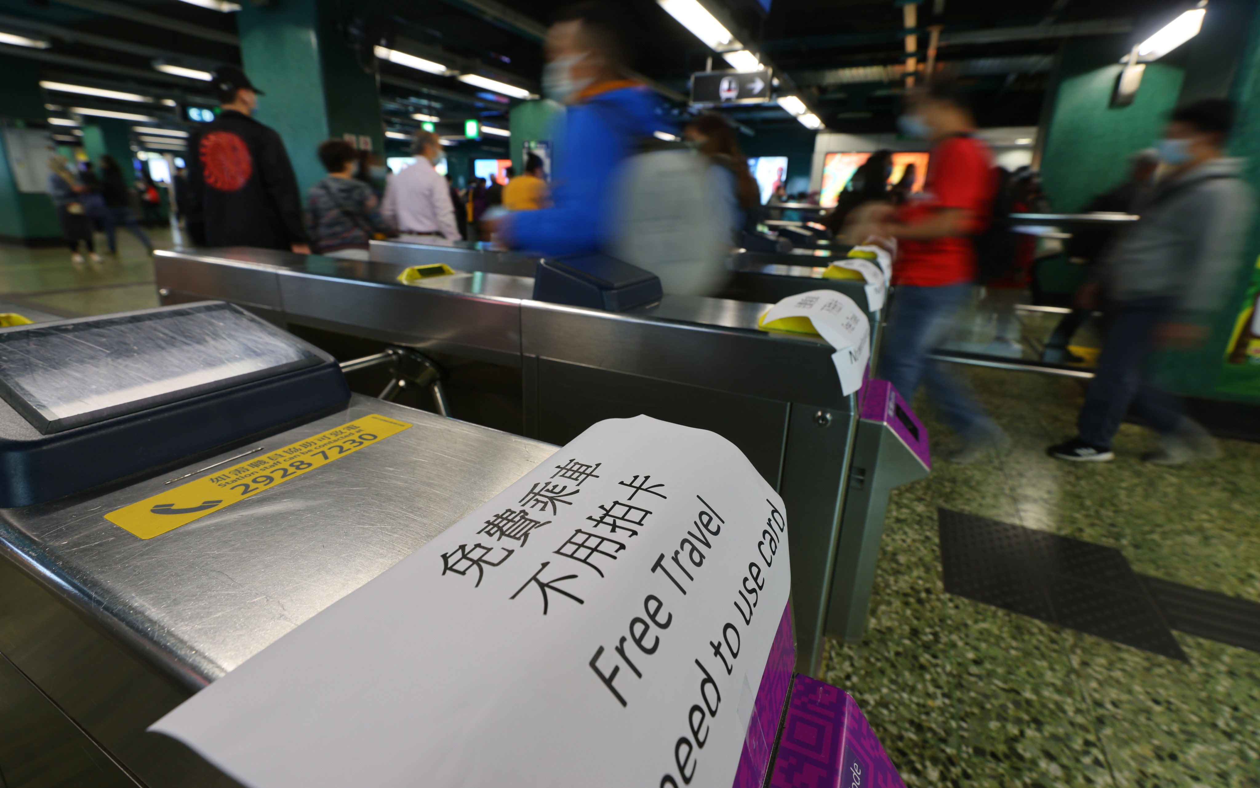 People travelling by MTR for free on December 19. Photo: Dickson Lee.