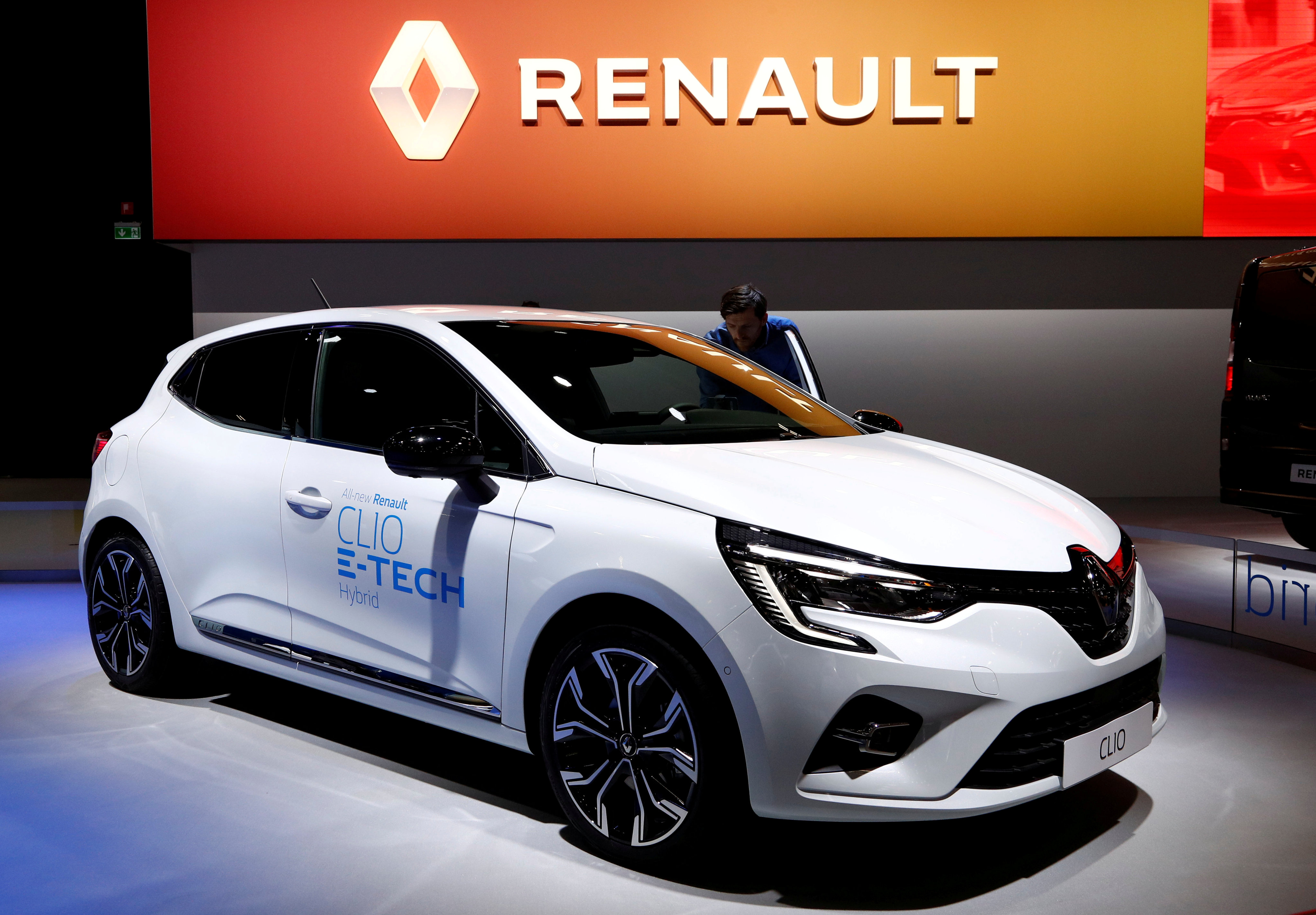 A Renault hybrid car is displayed at the Brussels Motor Show in this file photo from January 2020. The French carmaker is making renewed efforts to gain a foothold in China after signing an agreement with Geely to share resources and technologies and focus on making hybrid vehicles for Asian markets. Photo: Reuters