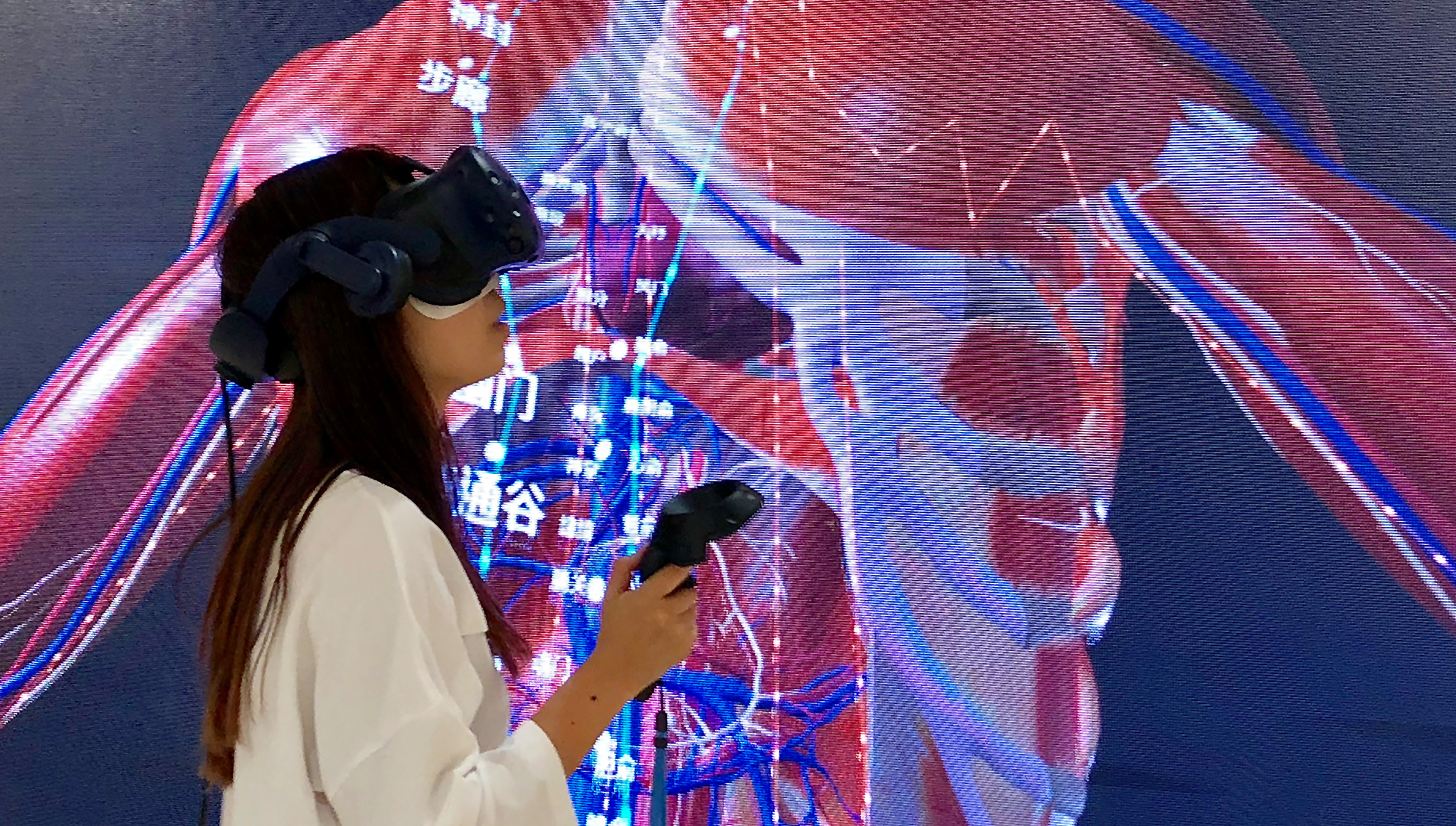 A student at Beijing University of Chinese Medicine uses augmented reality technology to study acupuncture in October 2018. Photo: BodyMap