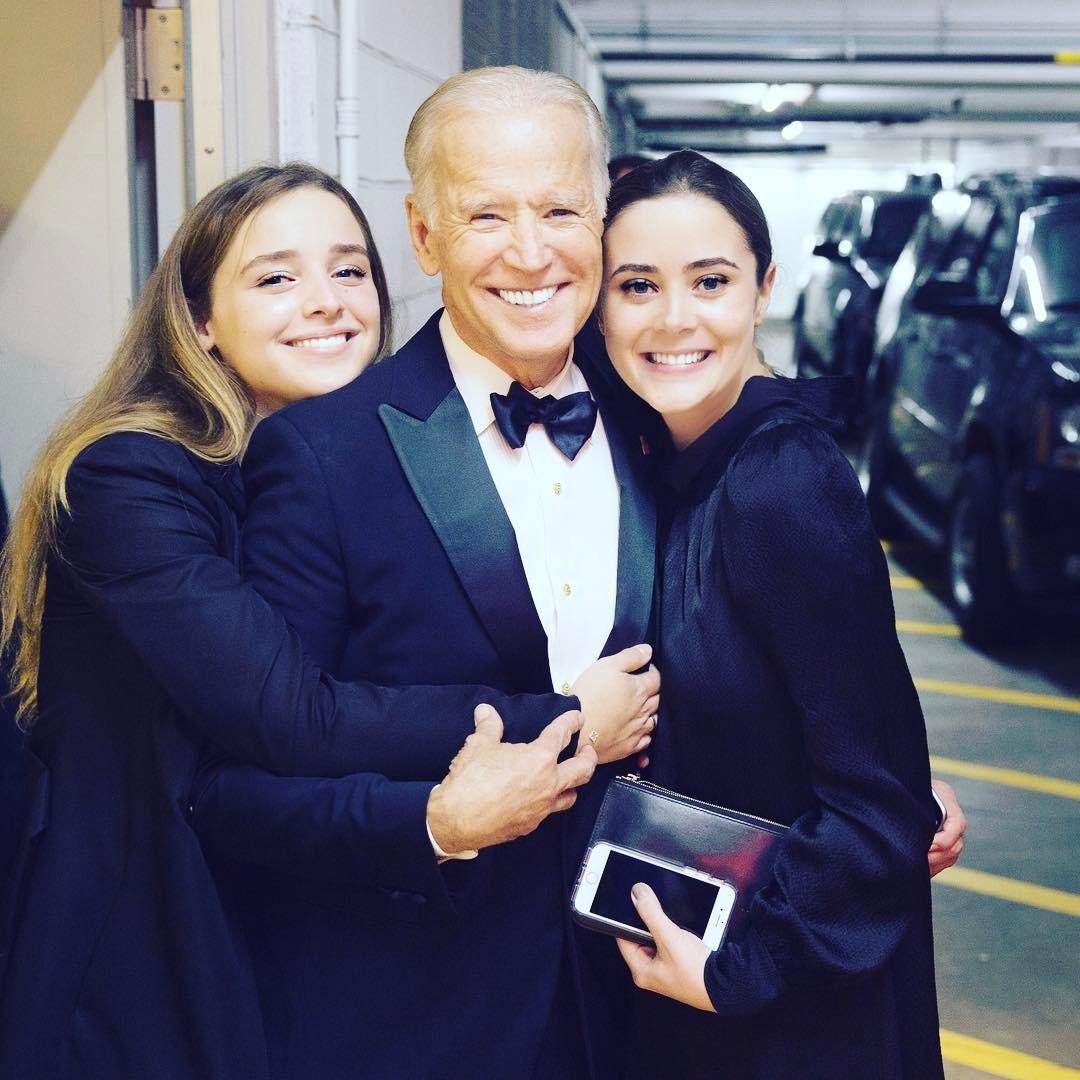 Naomi (right) with her little sister and President of the United States Joe Biden – her grandfather. Photo: @naomibiden/Instagram