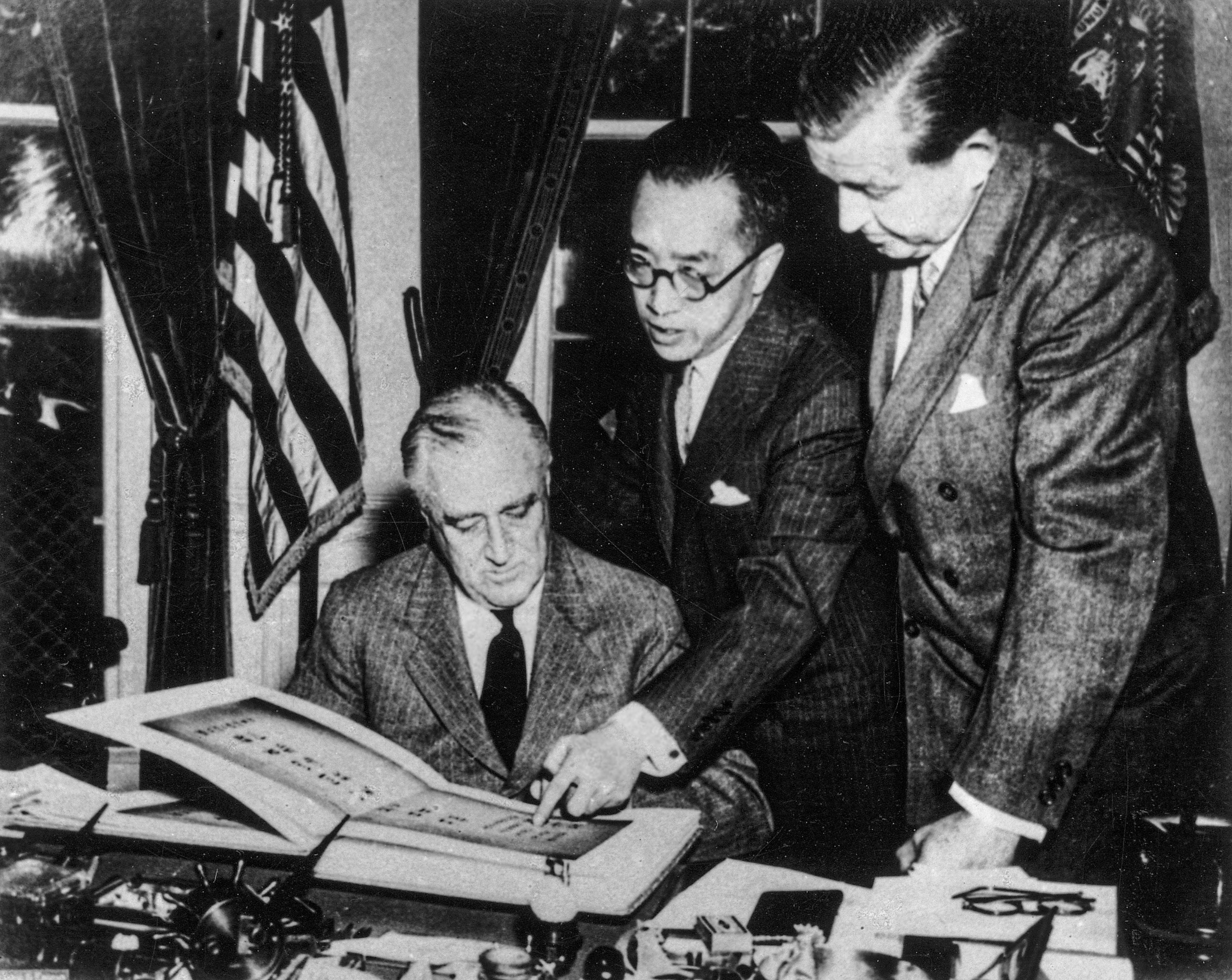In 1941 Hu Shih (centre) shows Franklin D. Roosevelt a document with more than 10,000 Chinese signatures to condemning Japan’s invasion of China. Photo: The Commercial Press
