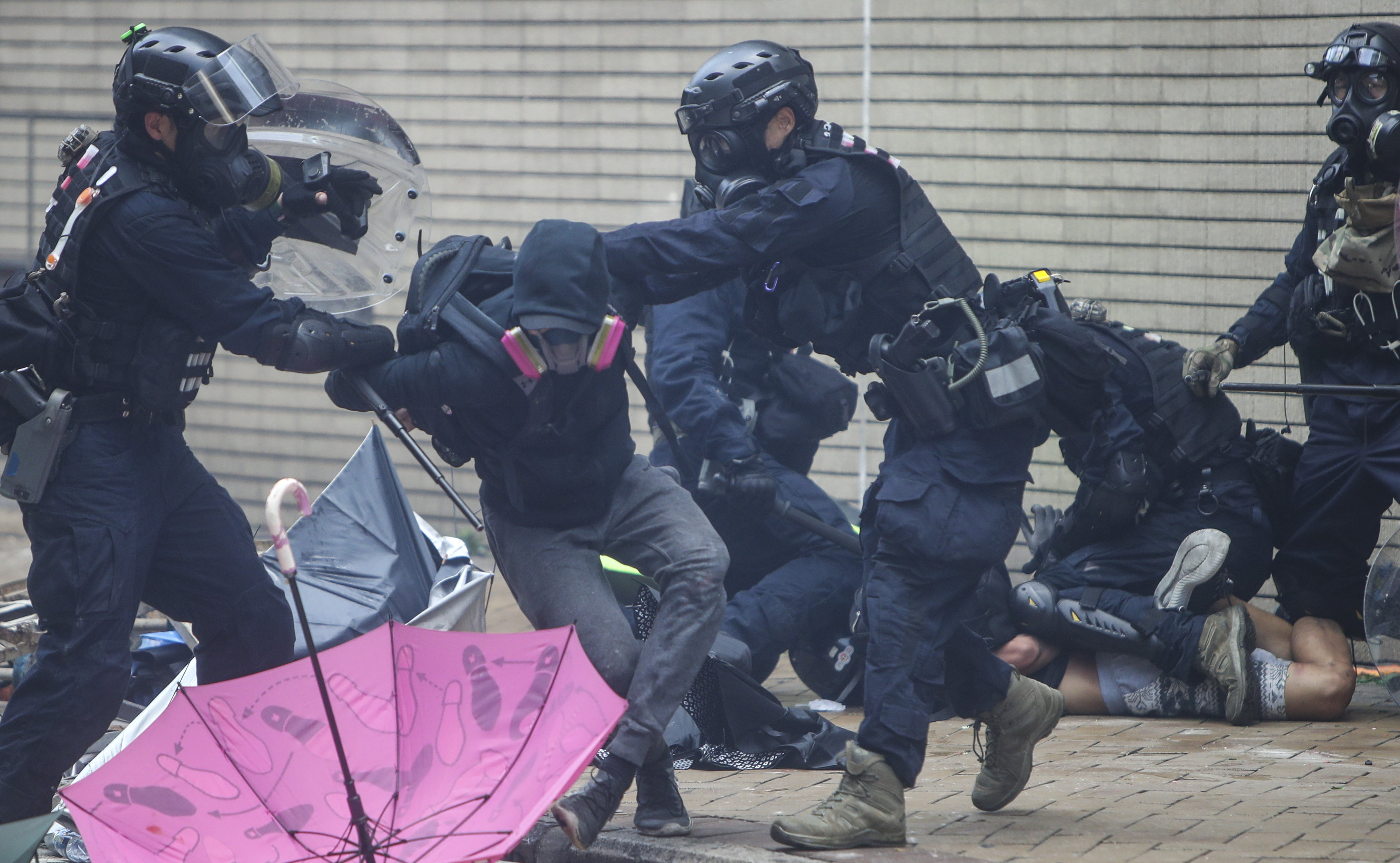Riot police arrest anti-government protesters at Nathan Road, Tsim Sha Tsui on November 2019. Photo: Winson Wong