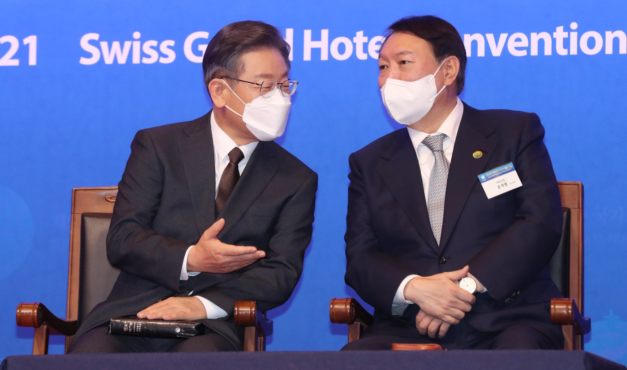 The latest polls indicate Yoon, right, is running neck-and-neck with rival Lee Jae-myung, left, the presidential candidate of the ruling Democratic Party. Photo: EPA/Yonhap