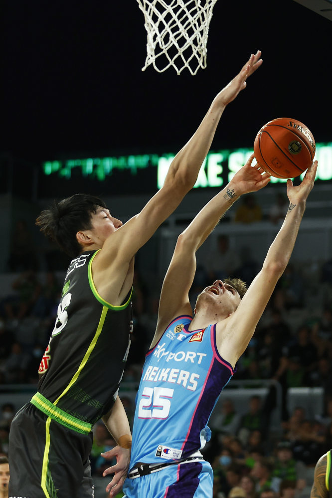 Zhou Qi, 20 years old (China), unofficially has largest wingspan