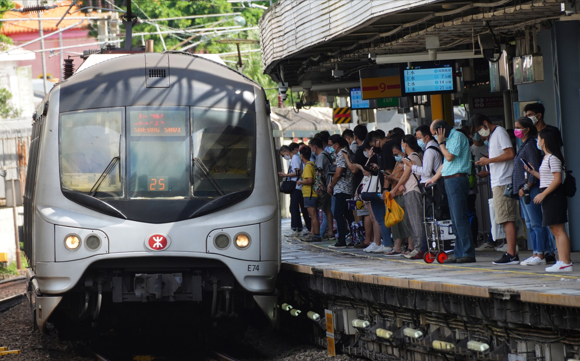 People wait for the train at Kowloon Tong MTR station. MTR passengers are given a small rebate for each ride paid by Octopus but that is scheduled to come to an end in June unless an extension is provided. Photo: Sam Tsang