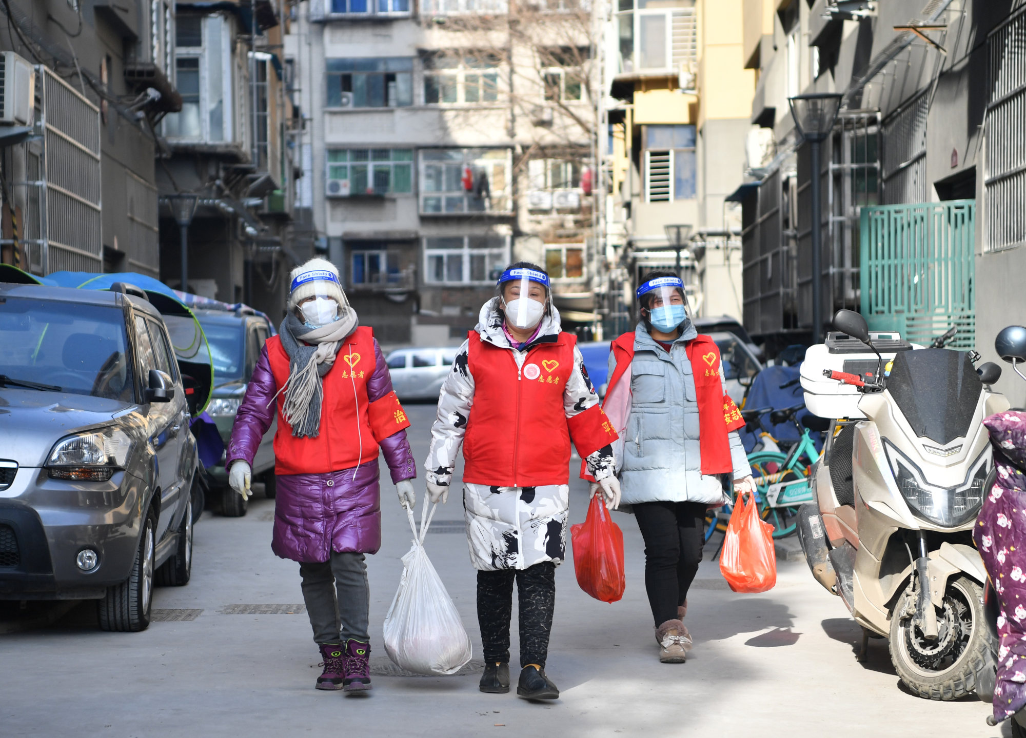 Volunteers deliver daily necessities in a neighbourhood in Xian. Photo: Xinhua