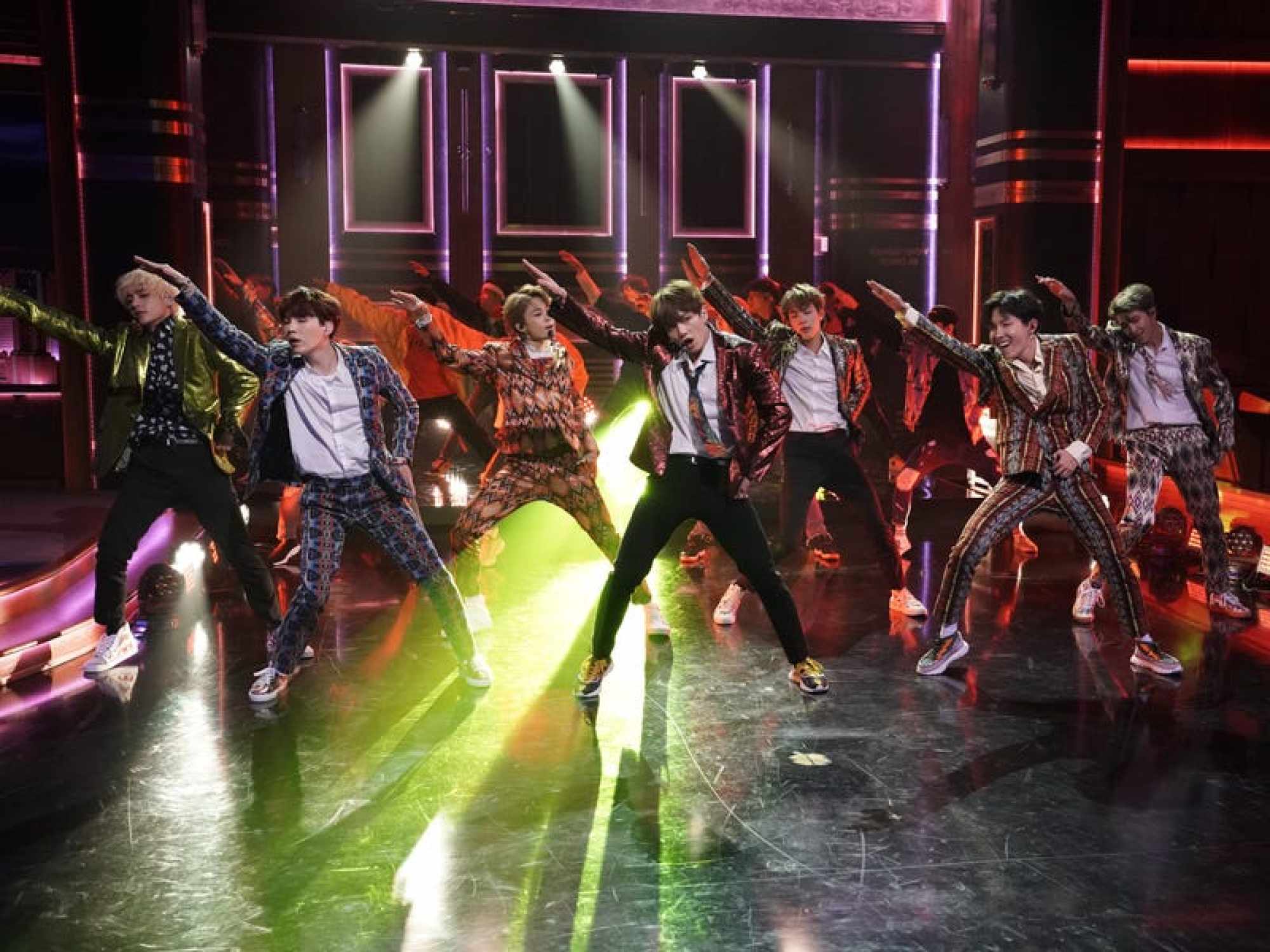 BTS на вечернем шоу с Джимми Фэллоном в главной роли в 2018 году. Фото: Getty Images