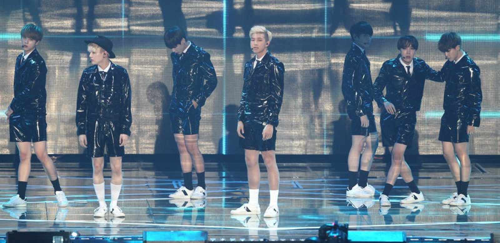 BTS на сцене во время церемонии награждения Melon Music Awards 2015 в Сеуле, Южная Корея.  Фото: Гетти Изображений
