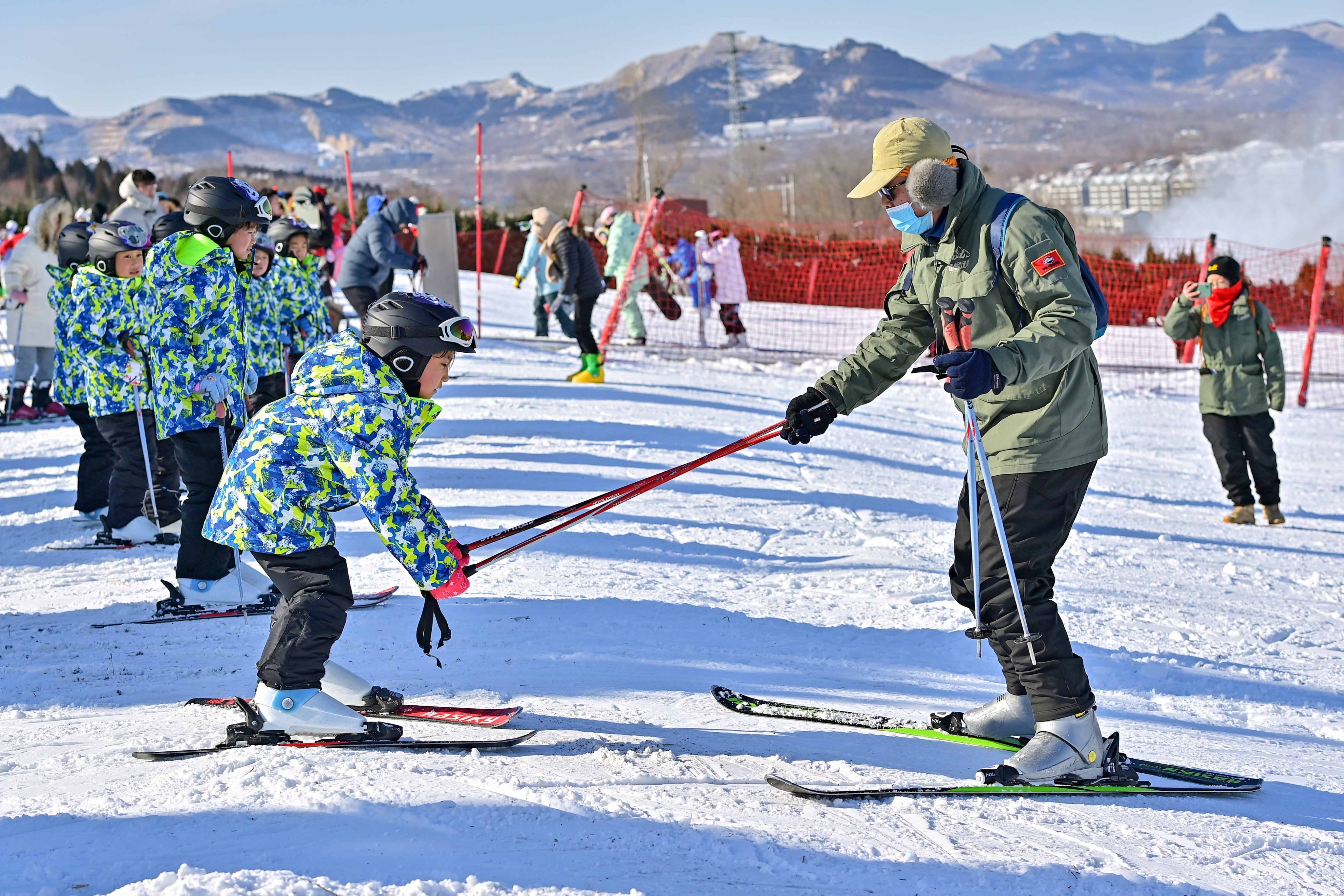 An instructor teaches a child how to ski at a ski resort in Qingzhou City in east China’s Shandong Province. Photo: Xinhua