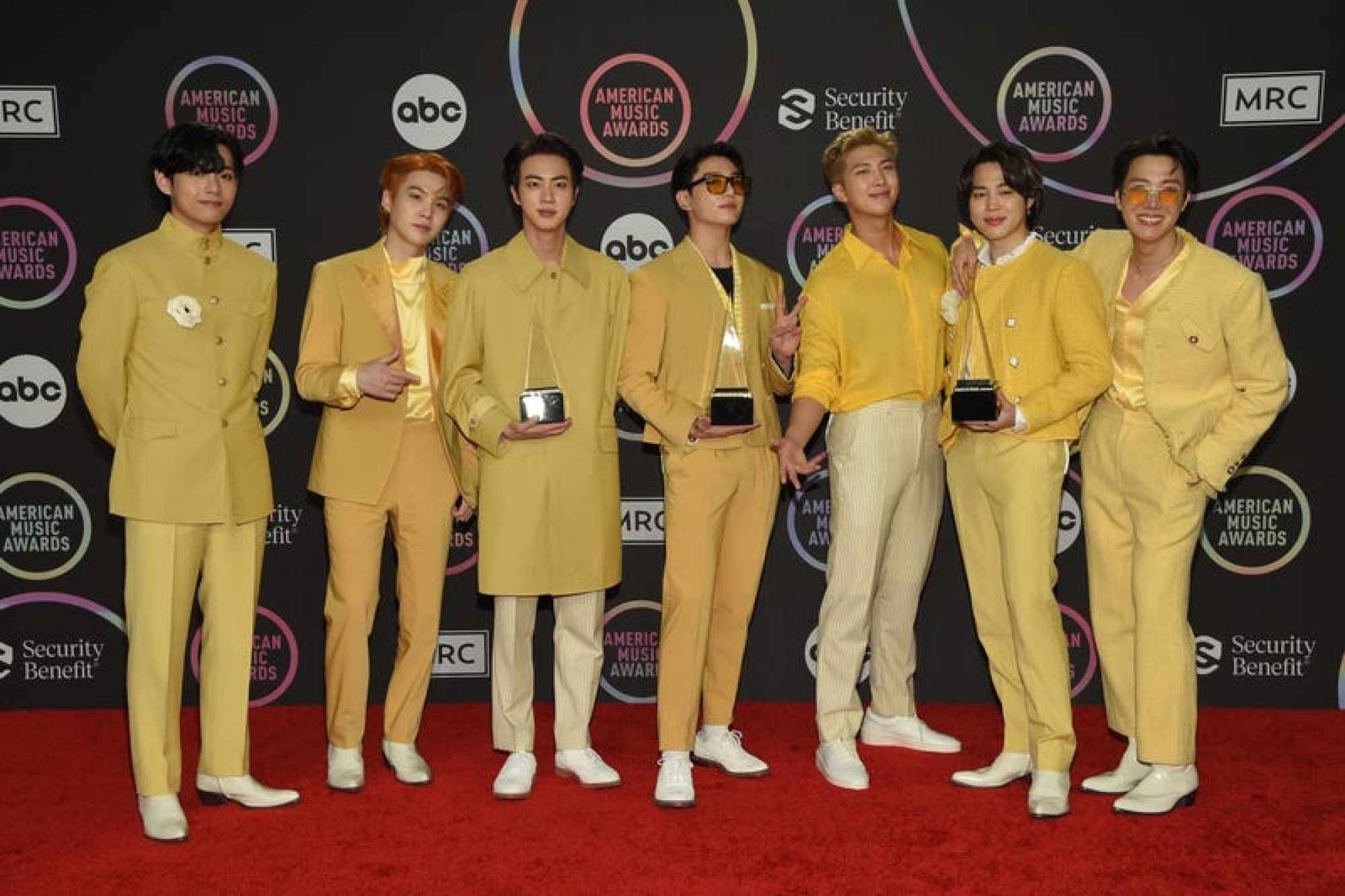 Стиль BTS перешел от хип-хопа к Dior и Louis Vuitton
 BTS на церемонии вручения наград American Music Awards 2021.  Фото: Гетти Изображений