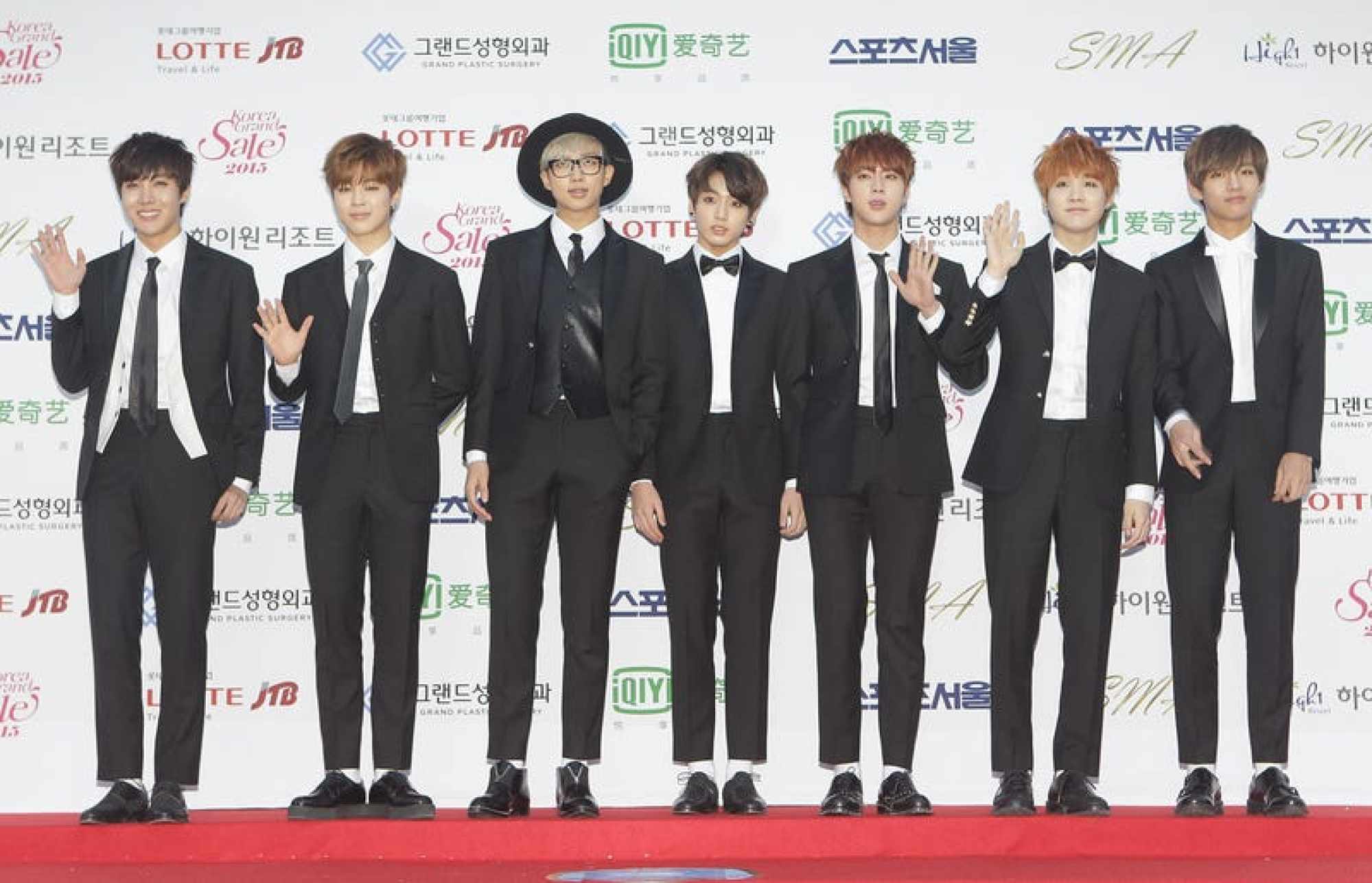 BTS на 24-й церемонии вручения наград Seoul Music Awards в Олимпийском парке Сеула в 2015 году. Фото: Getty Images
