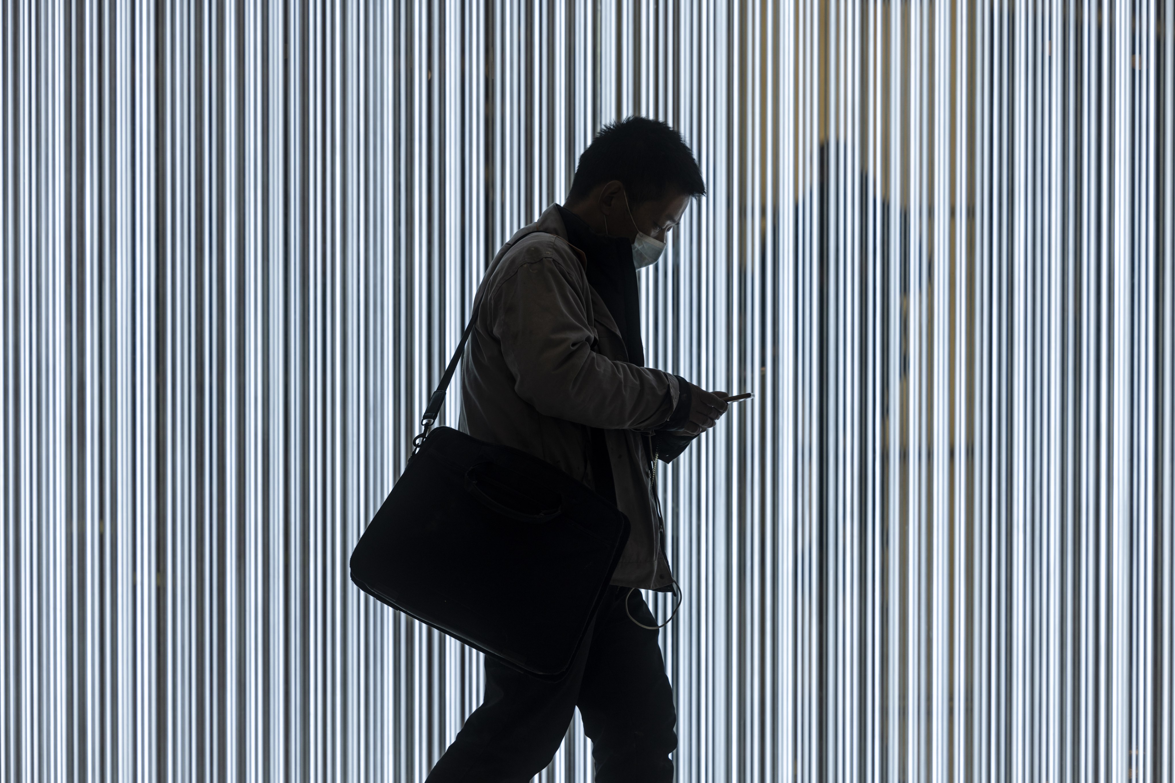 A man uses his mobile phone in the shopping mall in Shanghai, China, 05 January 2022. Photo: EPA-EFE